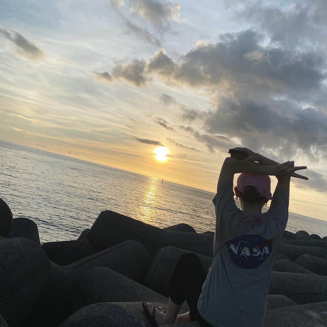 渡辺くるみのインスタグラム：「綺麗な夕陽と鬼ださポーズ。」