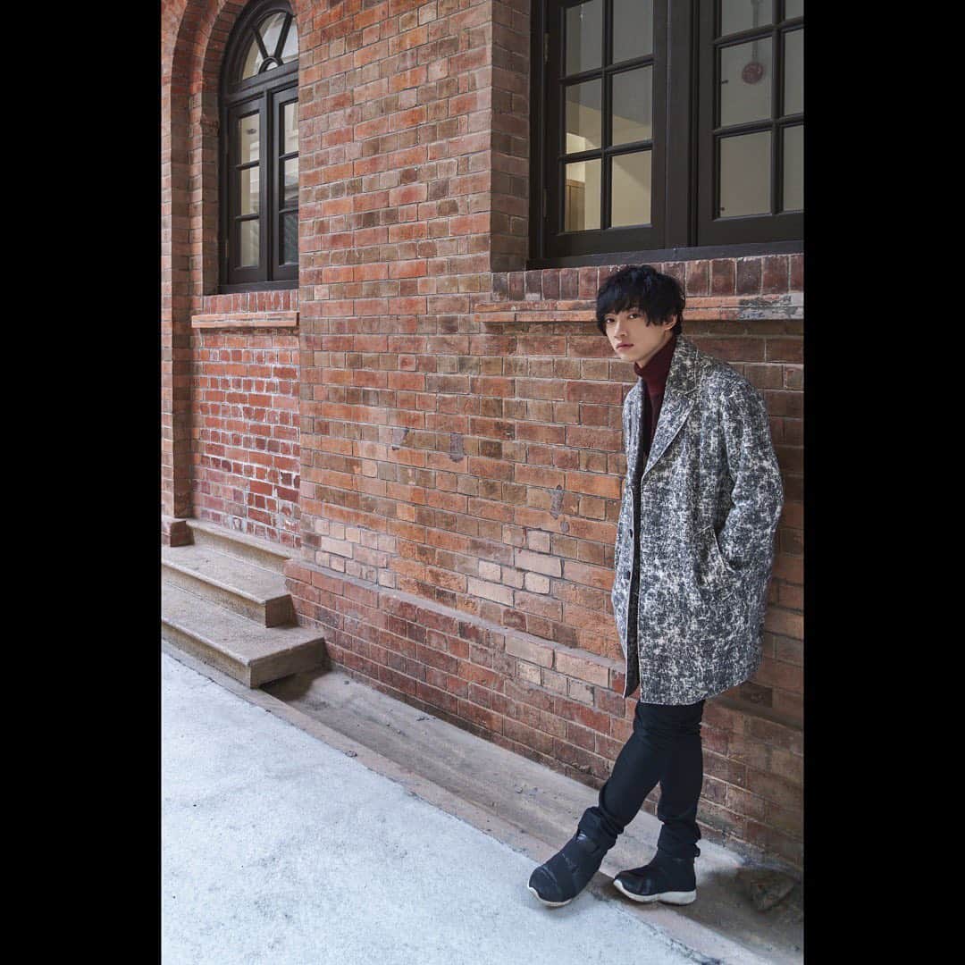 和合真一のインスタグラム：「インスタこまめに投稿するとか言ってたやつ、どこのどいつだい？  #待ち合わせ場所で6時間待たされてる人 #和合真一 #shinichiwago」