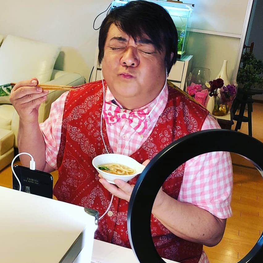 彦摩呂さんのインスタグラム写真 - (彦摩呂Instagram)「自宅でリモート生放送‼️🎵 １本目は、KBS京都 「きらきん！」 楽しかったです😆🎵🎵 生放送で食リポしました‼️🌸 ２本目は、広島テレビ 「テレビ派」きばりや食堂 でした‼️衣装チェンジしました‼️  「彦摩呂、食べて応援プロジェクト」全国47都道府県リモート出演中です😆🎵🎵あなたの街にも、出演しますよ😃🎵🌸 宜しくお願いします🙇⤵️  #彦摩呂#リモート生放送 #リモート出演 #食リポ #47都道府県 #食べて応援 #地元 #地元情報番組#ワイドショー」7月25日 16時07分 - hikomaro_honmono