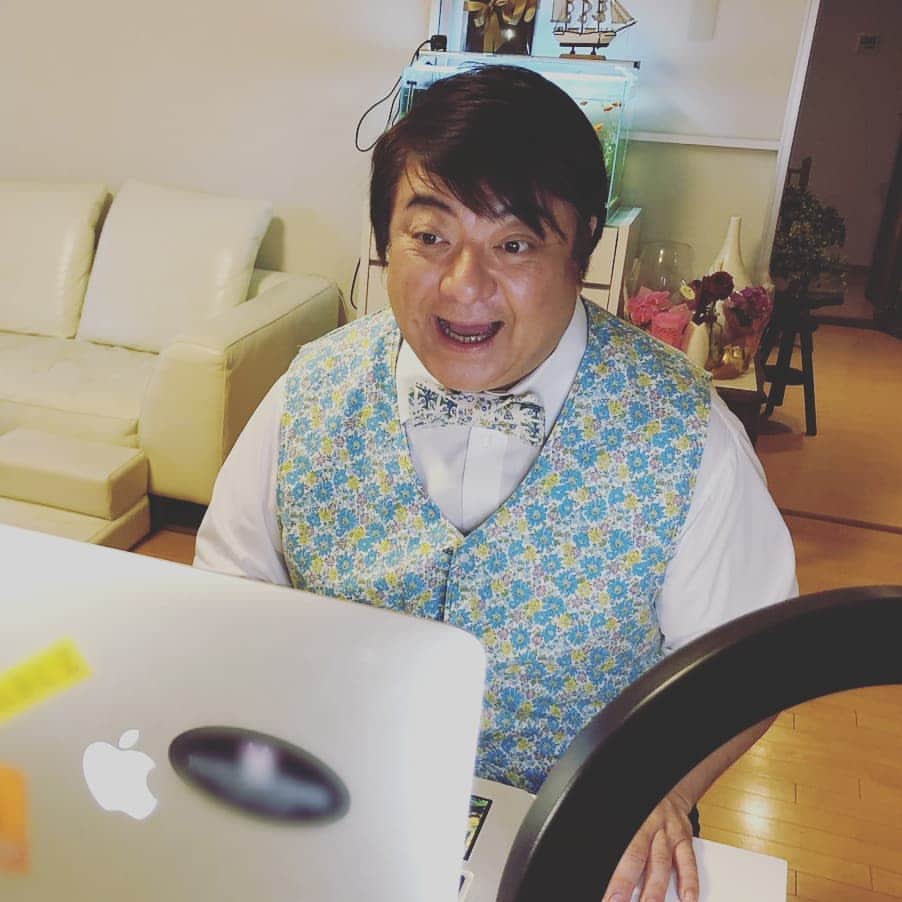 彦摩呂さんのインスタグラム写真 - (彦摩呂Instagram)「自宅でリモート生放送‼️🎵 １本目は、KBS京都 「きらきん！」 楽しかったです😆🎵🎵 生放送で食リポしました‼️🌸 ２本目は、広島テレビ 「テレビ派」きばりや食堂 でした‼️衣装チェンジしました‼️  「彦摩呂、食べて応援プロジェクト」全国47都道府県リモート出演中です😆🎵🎵あなたの街にも、出演しますよ😃🎵🌸 宜しくお願いします🙇⤵️  #彦摩呂#リモート生放送 #リモート出演 #食リポ #47都道府県 #食べて応援 #地元 #地元情報番組#ワイドショー」7月25日 16時07分 - hikomaro_honmono