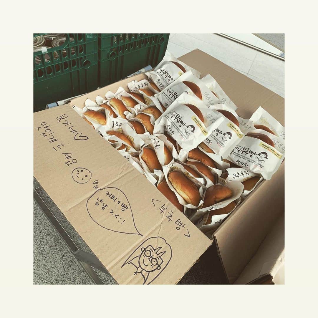 キム・ヒョジンさんのインスタグラム写真 - (キム・ヒョジンInstagram)「빗속뚫고 빵과 커피 박스째 사서 응원 와주신 얼반테일러 넘 감사합니다❤️#대전에서촬영중#사생활화이팅💕」7月25日 16時15分 - hyojin__0705