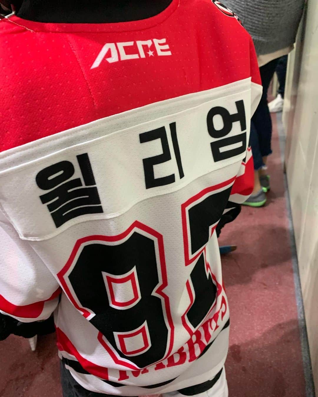 サム・ハミントンのインスタグラム：「요즘 빙상장 자주 가게 되네!  These days we are at the ice rink a lot」