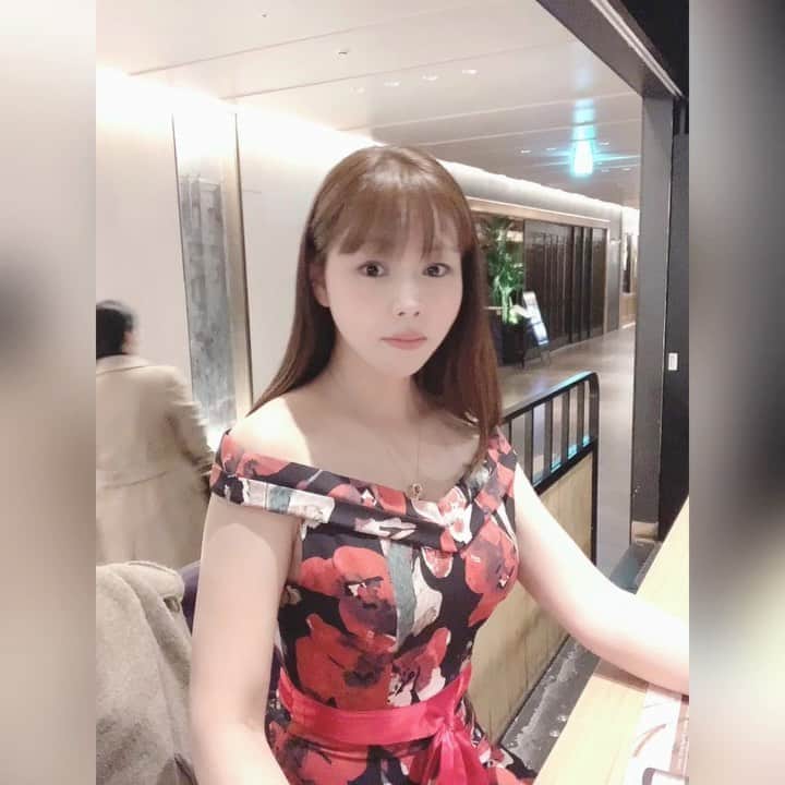 のインスタグラム：「【目の前の現実は、すでに○○である！】 . 昨日、Podcastを配信いたしました。 . 【Podcast番組】 https://goo.gl/2gBdev  . 今回の放送は、『目の前の現実は、すでに○○である！』というテーマでお話しています。 . ★目の前の現実はすでに○○している。なので、次に何をこの物理次元に開くのか？の意図だけが大事になってくる。 （そのポイントは潜在意識と○○） . ★望む現実を創造するバイブレーションを合わせるときのコツ。 . ★日々、○○を開くことが重要！ . ★外側に振り回されない自分の軸（自分の中心に自分を鎮座した状態）をつくるトレーニング。 . ★本質の自分を生きるために大切なこと。（人は体験からしか腹落ちしない） . ★わたしたちは意識そのものの存在なので、意識が抜けて、よそに（不要なところに余計な）エネルギーを持って行かれてしまっては元も子もない。 . . etc…是非お聴きください（╹◡╹）♬ . （インスタのプロフィール欄↑に貼ってますYouTubeのリンクの概要欄に、Podcast →『欲深い女が美しい理由』のリンクがあります。そちらから無料でお聴きになれます🙉♡） . . …. この動画は今年の3月はじめの緊急事態宣言＆自粛前に日比谷ミッドタウンで映画🎬『野性の呼び声』を観た後、そのままミッドタウンで食事してるときの🍽w . . そして、今日のBGMもYouTubeのオープニング曲でおなじみの西村あきこさんの曲を♬✨ （この魂に響く歌声と歌詞もいい♡） . . いや〜今日は朝から〜たまたまYouTubeオススメに出てきた【幼いライオンを救った男性。野性に戻した1年後の再会に涙が溢れる】を見てほんと感動🥺✨ . 「野性の呼び声」にも通じるものがあって、ほんと胸が熱くなりました。涙♡ . それにピッタリのこの歌詞🌟 . この曲やオープニング曲をはじめ、西村あきこさんの曲は↑保存しているインスタストーリーから購入できるようになりました^ ^ . あと最近、わたしのPodcastに関しても「編集して購入できるサイトがあれば喜んで購入したいです！」とか、「ありがとうの気持ちを込めて何か贈りたいです」とか、「10000イイネ押したい！」とか「応援しています」etcのお声をいただきます🥺( ◠‿◠ )🙏✨ . （私は5年以上ずっと無料のコンテンツにも魂を込めて発信やクリエイター活動を続けてきたので、ほんと素直に嬉しいですし、励みになります♡☺️） . そういえば約2年前にも（2018年2月9日の記事にも書いていますが）、このようなお声をいただいてました😊（私の過去のブログからスクショ撮りました🤳） . . ちょうど少し前に、スタッフが過去の私のPodcastを編集＆仕分け済みなのですが、私のこだわりで一つ一つ聴き直して「これは永久保存版！」という厳選したものにしたくて、ちょっと時間をいただいていますので😅少々お待ちください♡ . . と、 その気持ちに応えないと！(*^▽^*)笑 . ということで、OFUSEから投げ銭ができるようになりました。 . Podcastを聞いたり、記事を読んで、 「いいね！」「役に立ったよ！」とか「ありがとうの気持ちを送りたい」という方は、お待ちしてます(•͈⌔•͈⑅) . （個別の質問や相談も、こちらから受け付けています） . （リンクは↑インスタストーリーにあげ、こちらも残しておきます） . . わたしも今朝、音楽活動をしている方にOFUSEを使って「ありがとう」の投げ銭を初めてやってみたけど、楽しい〜😊 . . わたしは好きな著者の方を応援するために＆その活動を続けてください🙏という気持ちを込めて本を買うのですが、こういう形も新しい時代に馴染んでいきそうだね☺️ . . …… #Podcast #物理次元 #意図 #バイブレーション #波動 #周波数 #潜在意識 #クリエイト #創造 #現実創造 #願望実現 #本質の自分 #腹落ち #自分を開く #マインド #美容 #欲深い #美しい #美 #引き寄せ #美しい女 #メンタル #欲に素直に #野性の呼び声 #ハリソンフォード #感動した #東京ミッドタウン日比谷 #OFUSE #投げ銭 #本田裕子」
