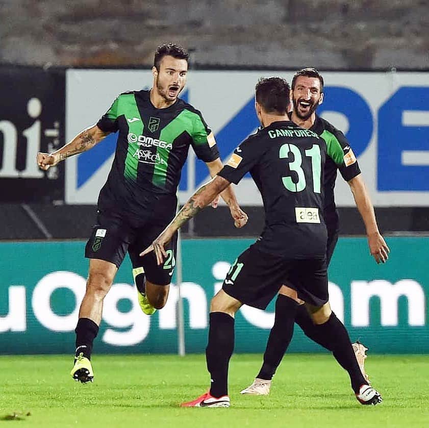 ミケーレ・カンポレーゼのインスタグラム：「Su un campo difficile e contro una squadra in salute abbiamo conquistato un buon pareggio ! Avanti ramarri 🦎 🟢⚫️ #AscoliPordenone#serieb#PN#avantiramarri#nike#MC31」