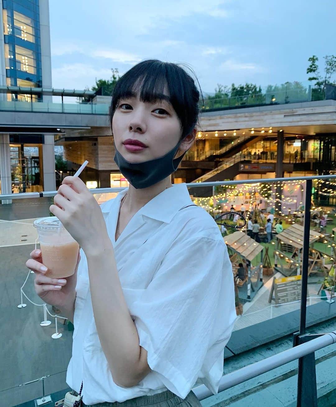 きなりのインスタグラム：「先日千と千尋の神隠しを観に行ってきました🎥 この映画はわたしが元気がなくなった時に必ず見る作品です🎞  母と一緒に行ったんですが、当時千と千尋の神隠しが公開された時も家族で行って、まだおチビだったわたしはカオナシが怖すぎてめちゃくちゃ泣いて母を呼び出しトイレに駆け込んだそう🤣 そのせいで母はちゃんと見ることが出来なかった思い出があって、再演があると知ってリベンジしよう！と誘いました🤣🙏 やっぱりジブリは大画面&大音量で見ると最高ですね…映像美もそうだけど普段テレビでは聴き取れない色んな音の仕掛けが聴こえてとても楽しかった🌷 次はもののけ姫を見る予定！あの深い森の色を大画面で見てみたい！  ちなみに、元気がなくなった時に見る映画は 千と千尋の神隠し、と！鉄コン筋クリートです！ この２つは絶対！心が本当に綺麗になる映画だと思います🌿」