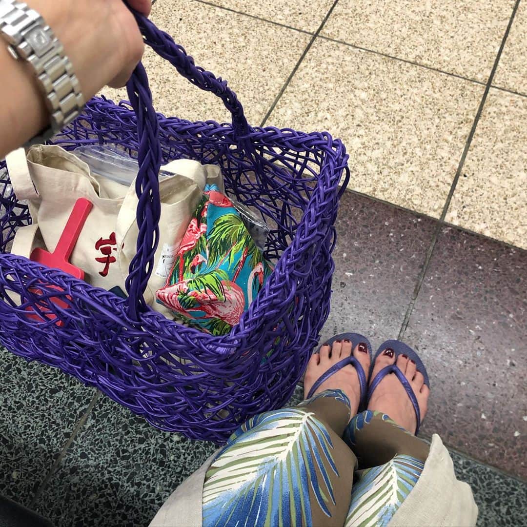 倉本康子さんのインスタグラム写真 - (倉本康子Instagram)「🌟 タイで買った紫の編みバッグに 紫のビーサン(ハワイアナス)。 紫、全身には難しいけど ポイント使いでは好き。 バッグの中身、整えてから撮れば良かったw 2枚目はlaalのインスタ画面。 右上のピアスを着けてやっこ。 #バッグの中身 #丸見え #ハワイアナス #夏はビーサン #今から10分寝る」7月25日 16時25分 - yasuko_kuramoto_yakko