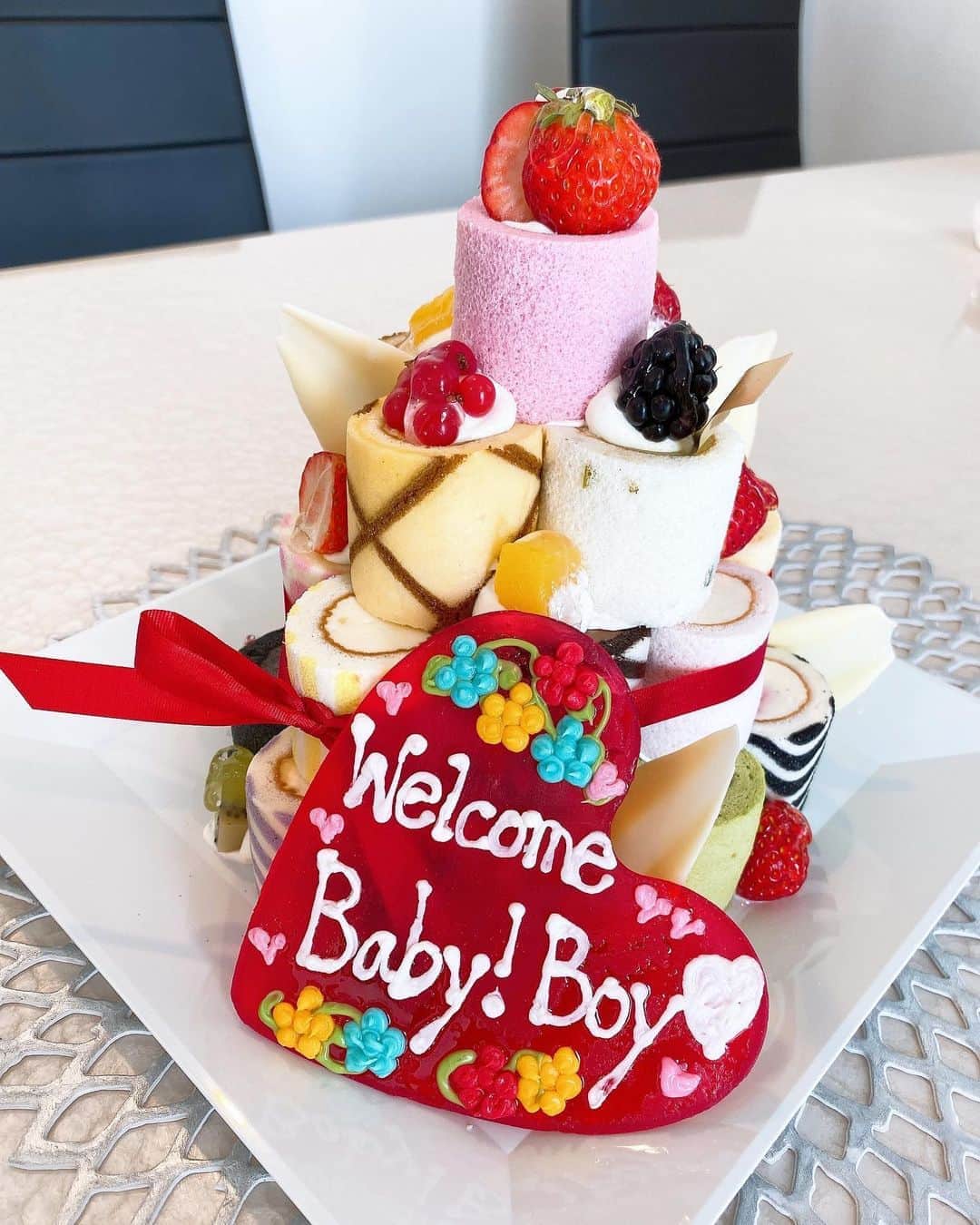 白田久子さんのインスタグラム写真 - (白田久子Instagram)「大好きなゆりちゃんのBaby shower🍼 外には行けないからお家でお祝い出来ました。2人目の余裕?!なのか変わらず美しくて可愛くて❤️幸せな笑顔に本当に癒されました。出産頑張ってね！ ・ 可愛いロールケーキタワーは @irina.roppongi 🎂華やかで切ったりしなくて良いのでオススメです。 #ベビーシャワー #イリナロールケーキタワー  #年子ママ」7月25日 16時30分 - hisako_shirata