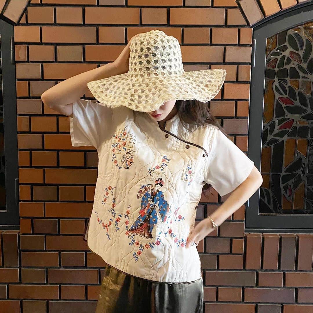 NUTTY Vintage&Collectibleのインスタグラム：「💐HOLIDAY SPECIAL ARRIVAL💐  ☑︎40's-50's japanese hand painted white quilting tops  夏のオリエンタルスタイル、とっても上品で素敵です。 こちらはハンドペイント。美しい踊り子に富士山や格子が描かれています🗻 色鮮やかなピンクとブルーの組み合わせが美しいです。 前面のみのキルティングで、意外にもさらりとご着用いただけますよ＊ ※hat/watchスタッフ私物  ＊本日18時ONLINE STORE掲載いたします＊ 📮ONLINE STORE送料無料📮  🛒〜〜〜〜〜〜〜〜〜〜〜 SUMMER SALE LINE UP 〜〜〜〜〜〜〜〜〜〜〜〜🛒 🎟30%~50% OFF TICKET SALE 💎VINTAGE JEWELRY : EVERYTHING 10%OFF 🛀EVERYTHING ¥1000 BATHTUB 📮ONLINE STORE SHPPING FREE 〜〜〜〜〜〜〜〜〜〜〜〜〜」