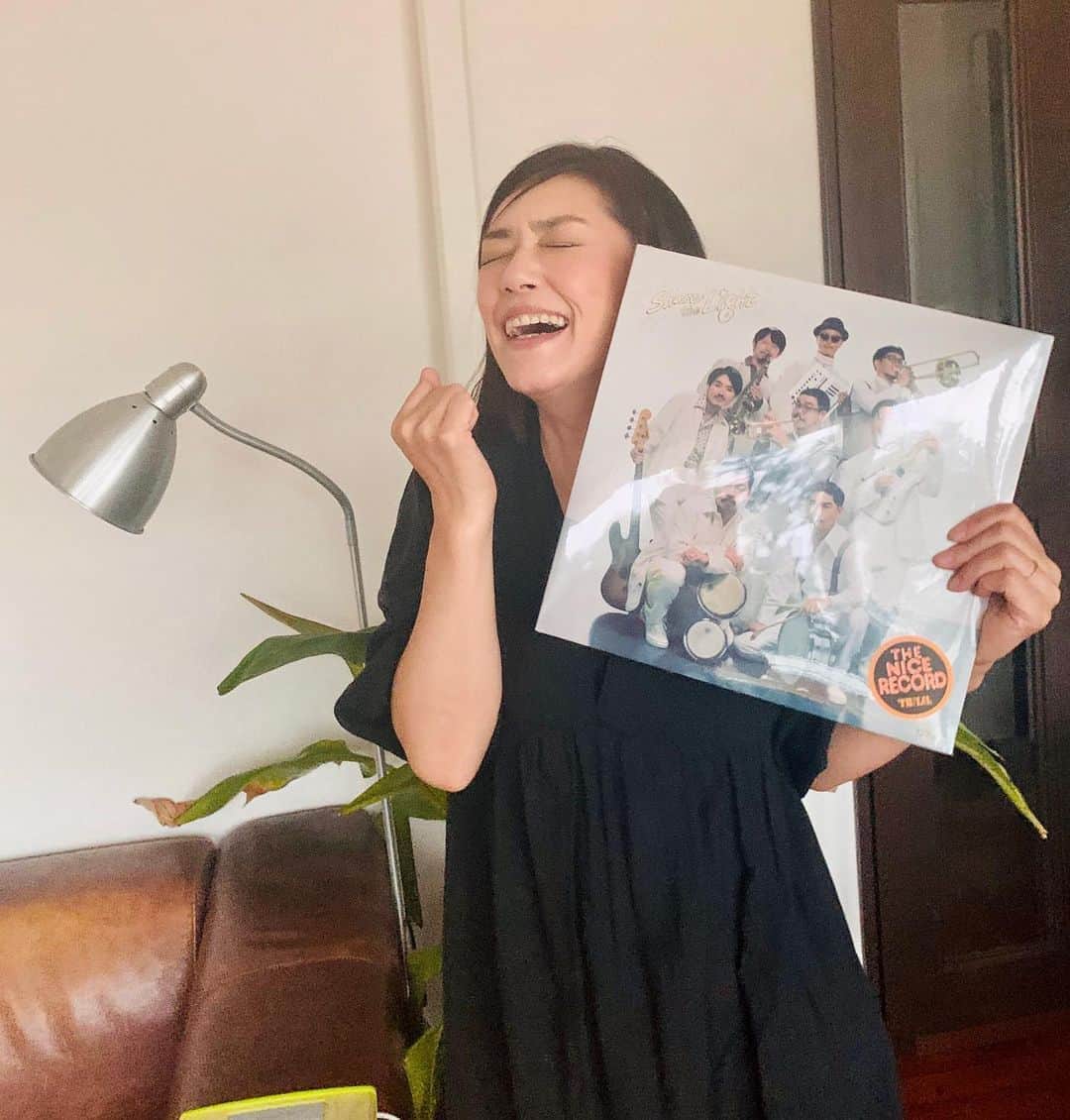 加藤紀子のインスタグラム：「どこにも行けなくたって 思い出野郎Aチーム3rdアルバム、『Share the Light』LPがお家にあれば🥰 最の高です✨  #思い出野郎aチーム  #sharethelight」