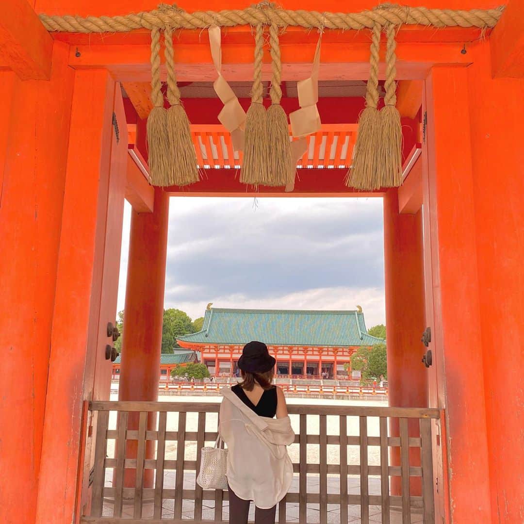 藤村椿さんのインスタグラム写真 - (藤村椿Instagram)「. . . だいすき京都。  #京都　#神社巡り #平安神宮  #kyoto #shrine   ぼうしとパンツは @studious_official」7月25日 16時51分 - tsubaki_fujimura