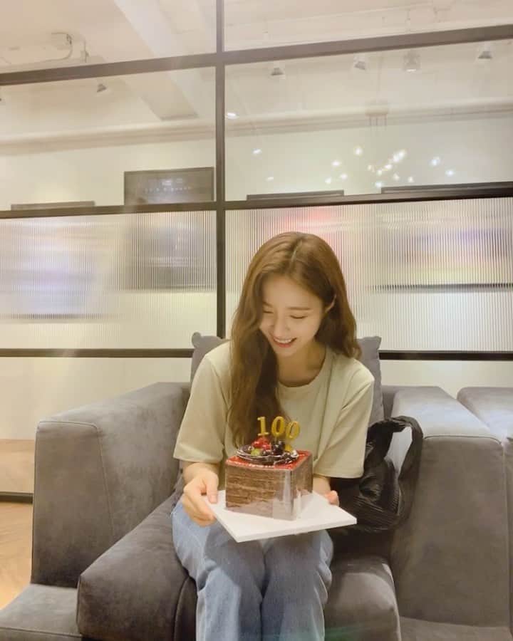 シン・セギョンのインスタグラム：「유튜브 채널 구독자 100만 달성❣️ 감사합니다 여러분! 🥳✨🥁🎈🎊🎉」