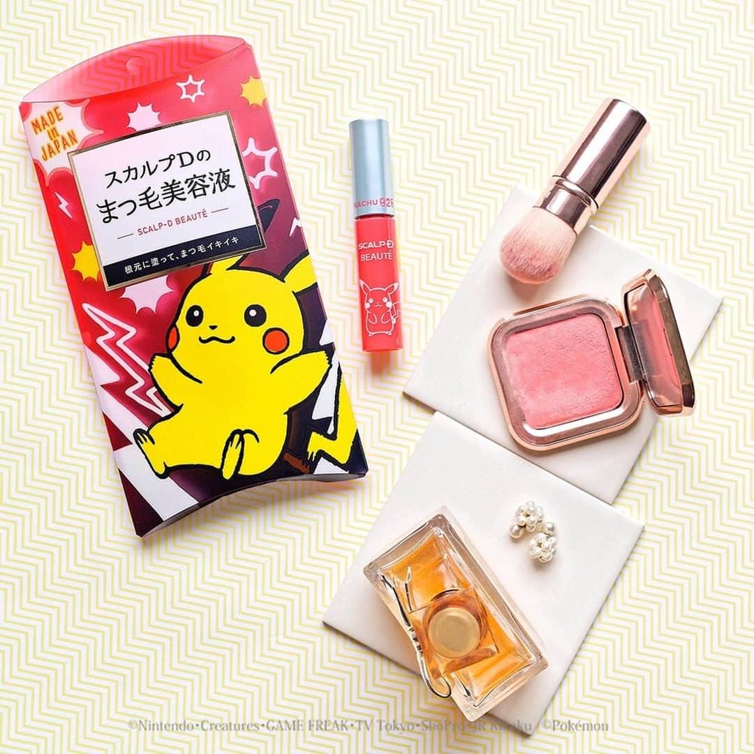 スカルプDのまつ毛美容液のインスタグラム：「【正しい塗り方で #ピカピカまつ毛 ゲットだぜ✨】⠀ ⠀ スカルプDのまつ毛美容液 ポケモンデザイン発売チュウ🎀⠀ ⠀ パッケージとボトルに、ピカチュウが大きく目立つ可愛いデザインで、⠀ きっとまつ毛ケアも楽しく続けられるはず🌟⠀ ⠀ さらに、今だけピカチュウタオルをプレゼント🎁⠀ なくなり次第終了なので、プロフィールのURLから対象商品と詳細をチェックしてください😉⠀ ⠀ 可愛いピカチュウがパッケージやボトルに登場したまつ毛美容液で、#ピカピカまつ毛 をゲットしてくださいね💕⠀ ⠀ スワイプしてまつ毛美容液の正しい使い方もチェックしてね💛🖤⠀ ⠀ #スカルプd #まつ毛美容液 #スカルプdまつげ美容液 #スカルプdまつ毛美容液 #まつげ美容液 #目元美容液 #まつ毛 #eyelash #マツエク #カラーエクステ #まつ毛カール #アイラッシュ #まつ毛エクステ #まつげエクステ #ボリュームラッシュ #目元ケア #美まつ毛 #目元美容 #美容 #メイク #コスメ好きさんと繋がりたい #お洒落さんと繋がりたい #コスメ垢さんと繋がりたい #おうち美容 #ピカチュウ #ポケモン #ポケモンコラボ」