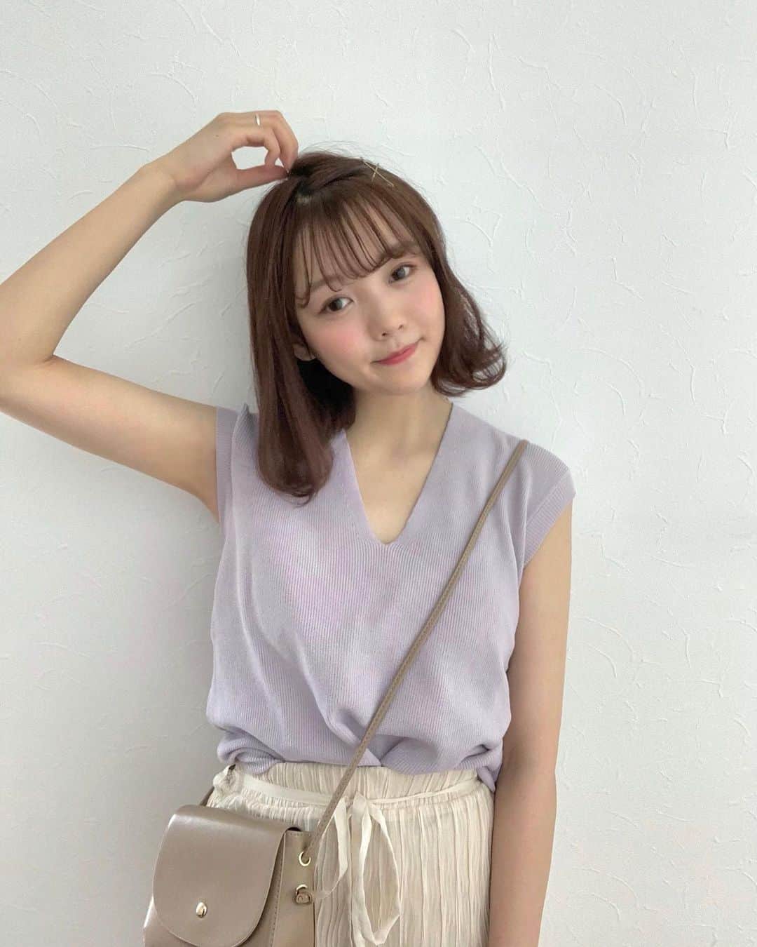 みさねのインスタグラム：「ㅤ 脱Ulike... ㅤ (画質悪いし加工強いけん) ㅤ 太った？顔違う！とかいわれそう怖い🥺笑 ㅤ でもやっぱりノーマルカメラの画質いいし別人載せてる罪悪感みたいなのなくていい...🥺 ㅤ トップスは @fifth_store  今日60%オフクーポンでとったよ！ ㅤ シアーパンツとショルダーバッグはCham. ㅤ #ボブ #ボブアレンジ #ボブヘアアレンジ #前髪 #前髪アレンジ #ノースリーブ #ベージュコーデ #シンプルコーデ #韓国ファッション #tシャツコーデ #ショルダーバッグ #fifth #fifthtl #フィフス #カジュアル #平均身長コーデ #夏コーデ #サマーニット #vネックフレンチスリーブサマーニット #ブラウス #ブラウスコーデ」