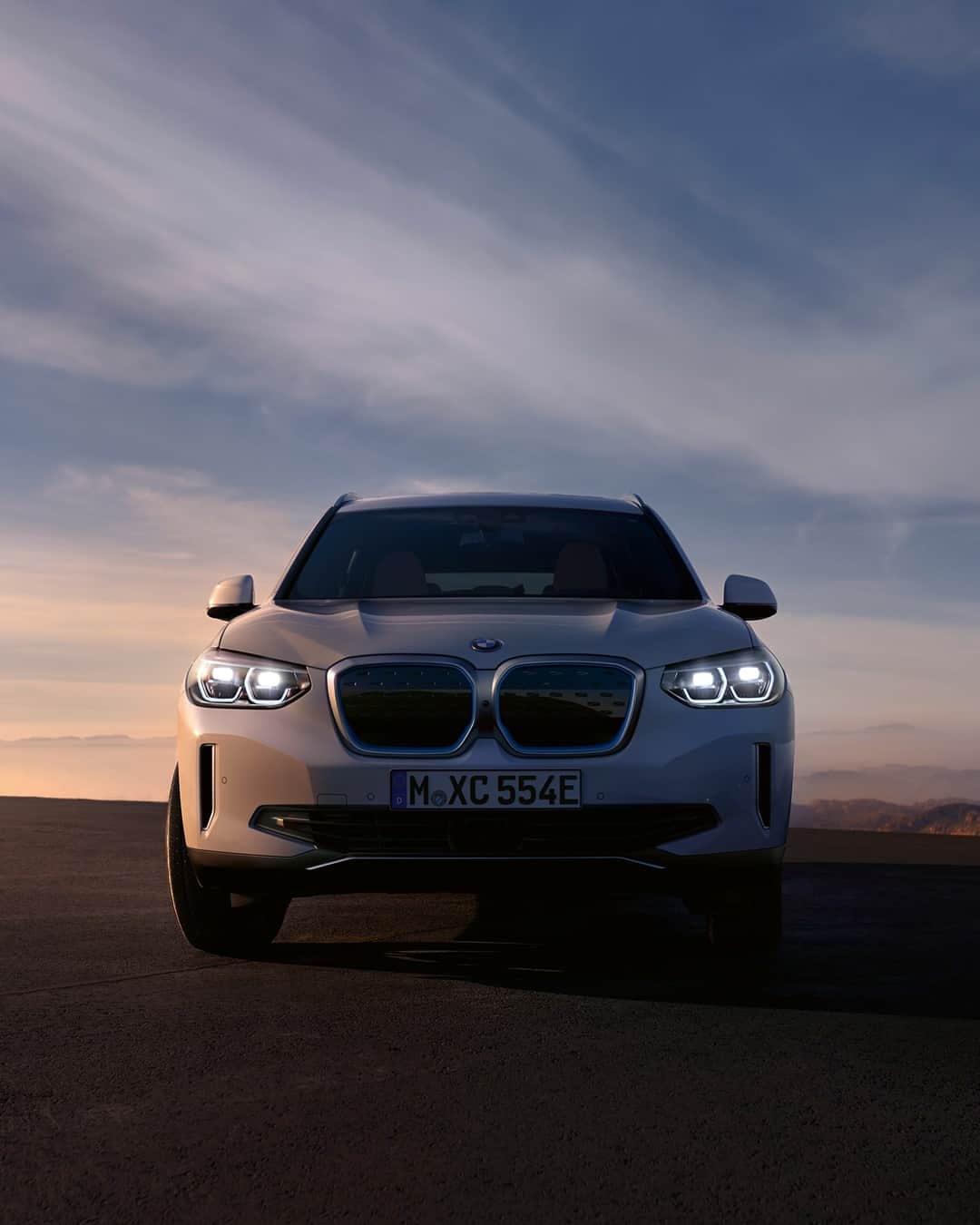 BMWのインスタグラム：「Soothing interior. The first-ever BMW iX3. #THEiX3 #BMW #iX3 #BMWi #BornElectric  __ BMW iX3: Energy consumption in kWh/100 km (combined): 17.8–17.5. CO2 emissions in g/km (combined): 0. Further information: www.bmw.com/disclaimer.」