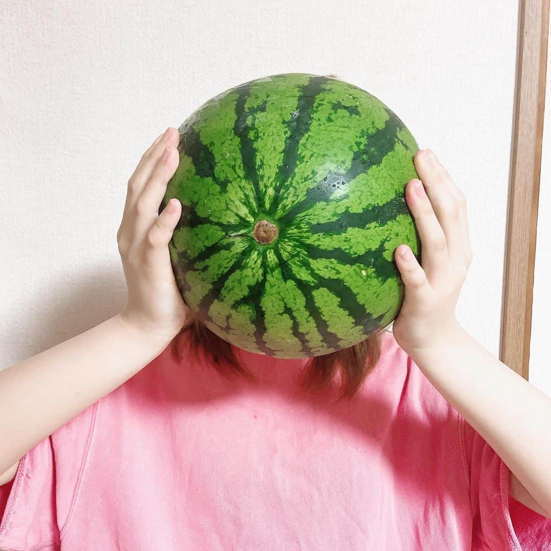 INAさんのインスタグラム写真 - (INAInstagram)「好きすぎて毎日食べてるスイカ🍉 (去年も同じような投稿してます探してみてね。笑) . . . 18:00 PLAYBALL🔥 #東北楽天ゴールデンイーグルス 戦 予告先発投手は田嶋大樹投手💪🏻 がんばれBuffaloes❤️❤️❤️ . . . . . . . #オリックス #オリックスバファローズ #bs2020 #BsGirls #ina_355 #orix #buffaloes #baseball #オリ姫 #プロ野球 #野球好きな人と繋がりたい #野球好き #野球女子 #야구 #일본여자 #パリーグ  #ダンスヴォーカル #チア #プロ野球チア #野球 #京セラドーム #avex #すいか #watermelon #수박 #西瓜 #夏」7月25日 17時00分 - ina_bsgirls_355