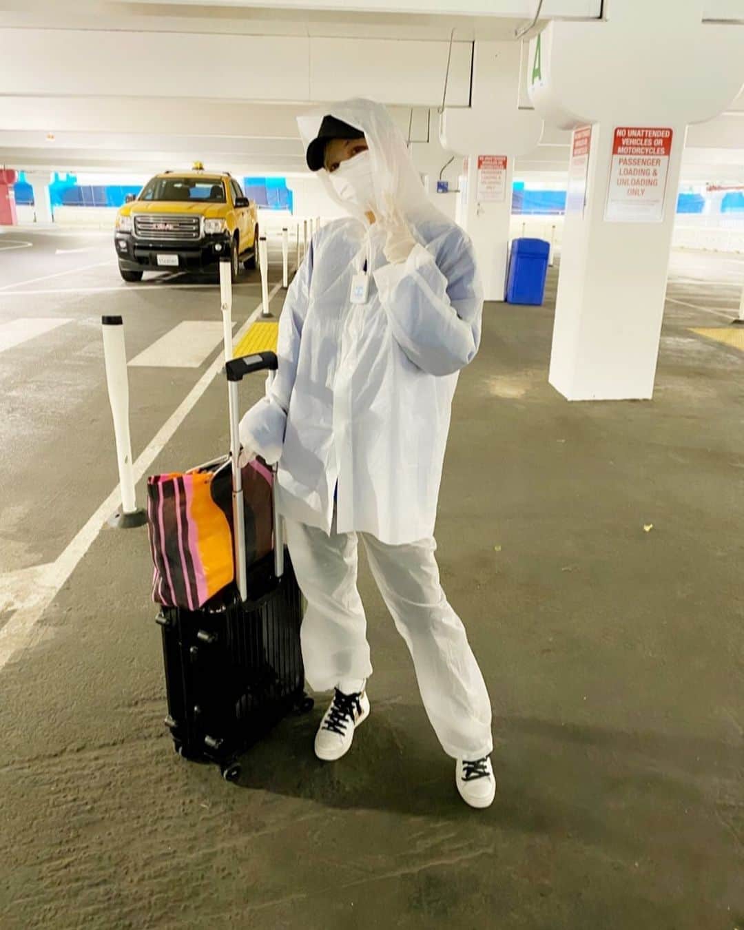 のインスタグラム：「皆さま、いかがお過ごしですか😃❓ わたしは、10日くらい前から私のママに会いにLAに来ています🌴 長い間ずっと会えてなかったので、久しぶりに会えて安心しました❤️  そして、日本を出発した時はこんな感じで100円ショップで購入したレインウェアを着て空港へ。空港も機内も人はとても少なく、スムースにLAに到着する事ができました。  こちらに来てからはずっとstay home して、ママの手料理をパクパクと食べて食べて、食べ過ぎていまして、どんどんとコロコロしてきている状況であります💦 #コロナ対策 #LA#fashion #travel #lifestyle #beauty #risahirako#平子理沙」