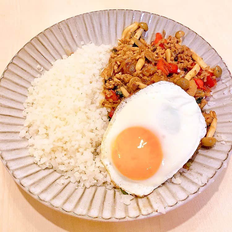 のインスタグラム：「#ガパオライス を米ではなく #カリフラワーライス で作ったら、満足度高い #ホットサラダ になった（ライス言うけど要はカリフラワーの荒みじん切りだしね） _  #相沢ごはん #自炊 #自炊記録 #手料理 #手料理グラム #料理 #料理記録 #料理写真 #food #foodstagram #foodpic #foodphotography #foodpics #cooking #cookingram #selfcooking #selfcooked #selfcook #cookingathome #stayhome #stayathome #おうち時間 #おうちごはん #ダイエットメニュー #ダイエット料理 #ダイエット食事」