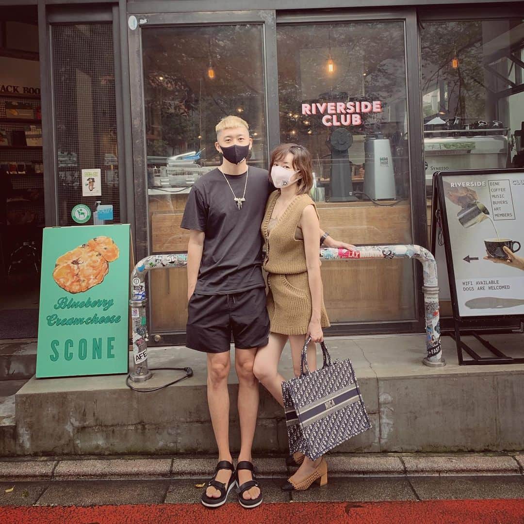 柴田翔平のインスタグラム：「リニューアルした @riversideclub_nakameguro でランチ ・ 落ち着く空間でお気に入り🌹 全身 @saturdaysnyc  #riversideclubnakameguro」