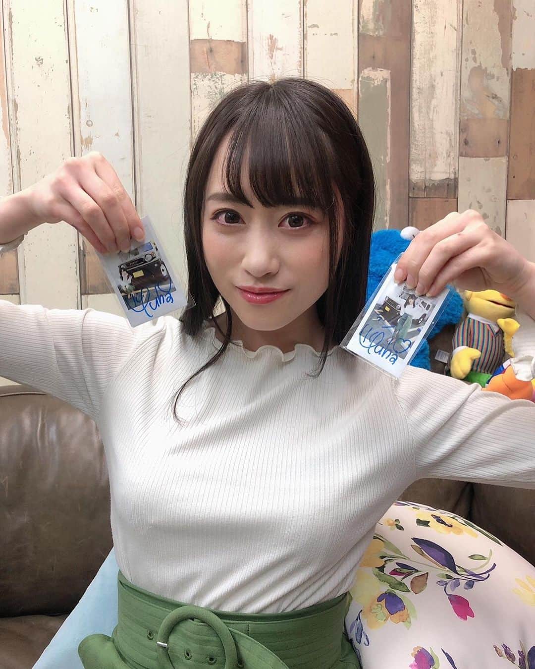 クルーズグループ【公式】のインスタグラム：「4連休は、いかがお過ごしですか～⁉️😆😆 ・ ・ さきほどのゆうにゃんのクルジムインスタライブみてくれましたか～⁉️ 1人でなんでもこなしちゃうゆうにゃんは、かっこいいし💗かわいい💗💗 ゆうにゃんもサイン書き⭐️書き⭐️ ・ ・ クルジムオンラインイベント用ですっ😃 ・ ・ ファンの方々を思いながら😍 ・ ・ 全員のコンプリートしてる人っていたりするのかな～🤔🤔🤔 ・ ・ @krymyuh  @cruse.jimny.girl ・ ・ #オンラインイベント #zoom #コロナに負けるな #桐山結羽 #ゆうにゃん #GIGA #クルーズグループ #crusegroup #AV女優 #セクシー女優 #コスプレ  #좋아요환영 #소통환영 #오오티디 #팔로우미 #팔로우 #소통해요 #셀카 #셀피 #셀스타그램  #扎心了 #赞 #好吃 #粉我 #照片 #时装 #谢谢你总是关照我 #请多」