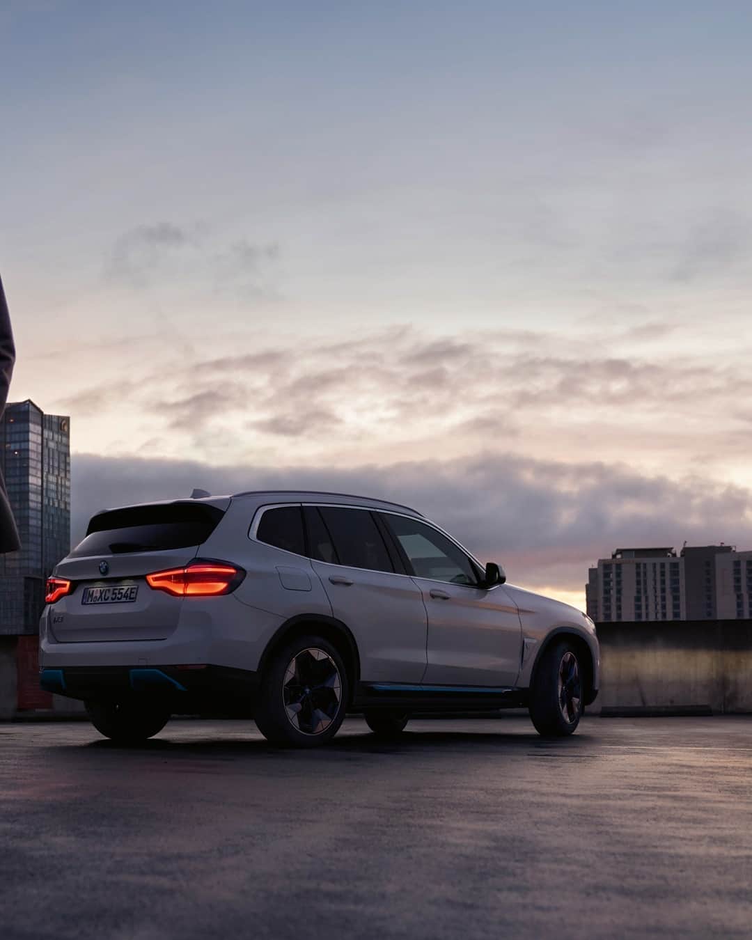 BMWのインスタグラム：「Serious change is coming to the city. The first-ever BMW iX3. #THEiX3 #BMW #iX3 #BMWi #BornElectric __ BMW iX3: Energy consumption in kWh/100 km (combined): 17.8–17.5. CO2 emissions in g/km (combined): 0. Further information: www.bmw.com/disclaimer.」