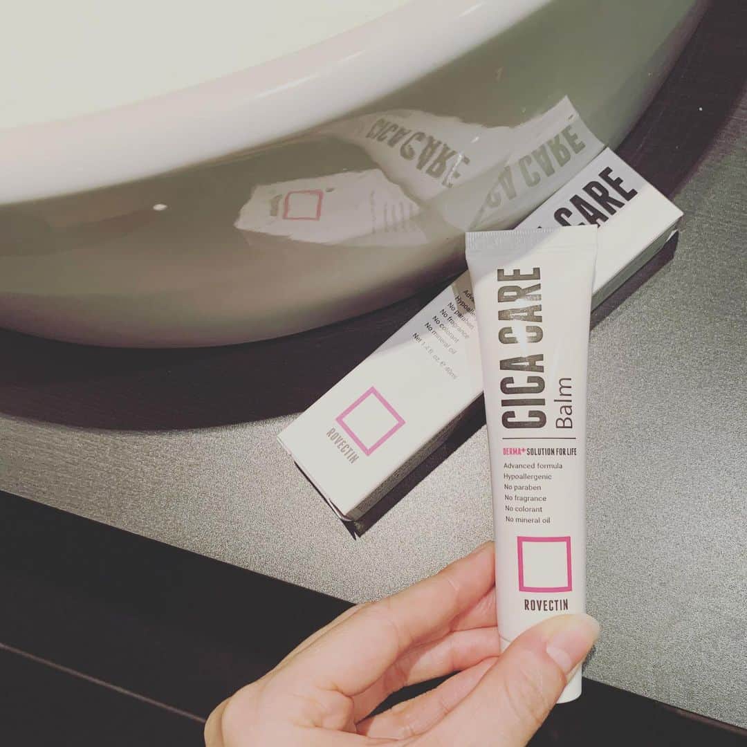 柴小聖さんのインスタグラム写真 - (柴小聖Instagram)「敏感肌や炎症・赤みを起こした肌荒れのケアに特化したシカクリーム ロベクチン　シカバーム✨ 私の大好きなシカシリーズ☺️💓  シカって鹿じゃなくて 再生って意味なんだよ✌︎ これは肌荒れとかにいい気がする✨  #ロベクチン #シカクリーム #韓国コスメ #ニキビケア #rovectin #cica #シカバーム #pr #photooftheday #instagood #ootd #followme #likeforlike #like4like #follow4follow #followforfollow #f4f #粉我 #动漫 #时装 #好吃 #赞 #偶像」7月25日 17時17分 - konona.official
