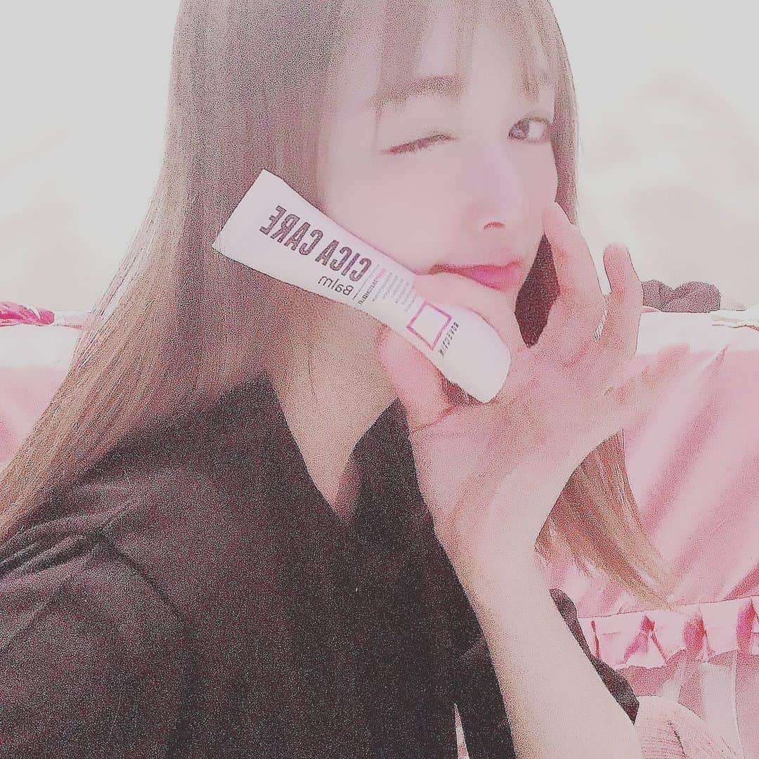 柴小聖さんのインスタグラム写真 - (柴小聖Instagram)「敏感肌や炎症・赤みを起こした肌荒れのケアに特化したシカクリーム ロベクチン　シカバーム✨ 私の大好きなシカシリーズ☺️💓  シカって鹿じゃなくて 再生って意味なんだよ✌︎ これは肌荒れとかにいい気がする✨  #ロベクチン #シカクリーム #韓国コスメ #ニキビケア #rovectin #cica #シカバーム #pr #photooftheday #instagood #ootd #followme #likeforlike #like4like #follow4follow #followforfollow #f4f #粉我 #动漫 #时装 #好吃 #赞 #偶像」7月25日 17時17分 - konona.official