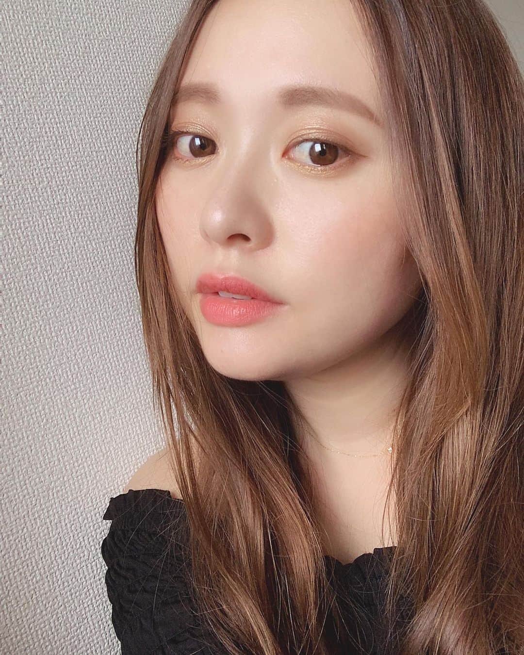 神尾美沙のインスタグラム：「🍒﻿ ﻿ やっと…！﻿ ずっと載せたかった #ドルガバコスメ 💋﻿ ﻿ もう見た目から何から可愛すぎる。﻿ ﻿ ヒョウ柄のパクトは﻿ フェリンアイズ インテンスアイシャドウ クアッド﻿ 4番。﻿ meecoのランキングでも1位になってた☺️﻿ 繊細なパール感と、しっとりした粉感で﻿ 発色良いんだけど品良く仕上がる…✨﻿ 特に右下のイエローゴールドの色味が﻿ 絶妙で、下まぶた全体に入れるのにハマった◎﻿ ﻿ タイル柄？というのか？のパクトは﻿ ソーラーグロウ イルミネーティングパウダー デュオ﻿ 1番。﻿ 普段ピンク系ってあまり使わないんだけど﻿ 大人な感じのピンクだから浮かない🌸﻿ 目の下から頬にかけてと、鼻先にちょんと入れると﻿ 自然なツヤ感と華やかさがプラスされて良い🙆‍♀️﻿ あとなんかいいニオイがする🤤﻿ ﻿ ﻿ そしてリップは1つ前の投稿で言った通り、﻿ 発色◎﻿ 荒れなさ◎﻿ 見た目◎﻿ 最高👏﻿ ピンク系リップ、好きだけど﻿ 浮く感じがして全然塗らなかったのに﻿ これは毎日塗りたいレベルで好きになった！﻿ ﻿ ﻿ と、これからちょこちょこ集めたいなと﻿ 素直に思えたドルガバコスメ…💄﻿ ﻿ まだの人は、ぜひ試してみてほしい！﻿ 私みたいにハマっちゃうかも🥺﻿ ﻿ ﻿ ﻿ ﻿ #ドルガバ#コスメ#メイク#アイシャドウ#アイシャドウパレット#イエローシャドウ#ブラウンメイク#ピンクチーク#チーク#ハイライト#ツヤメイク#ツヤ肌メイク#ツヤ肌#ピンクリップ#赤リップ#リップメイク#デパコス#デパコスリップ#コスメ紹介#コスメ購入品#スウォッチ#リップスウォッチ#夏メイク#夏コスメ#新作コスメ#新作コスメ2020#dolceandgabbana#makeup#pr」