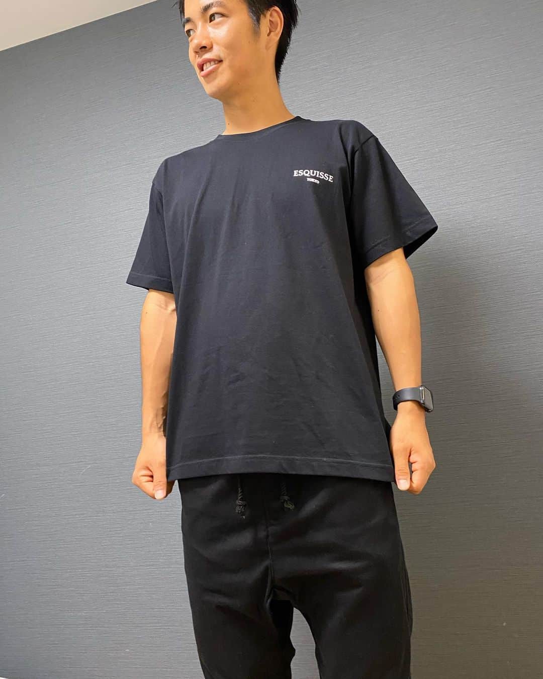 のインスタグラム：「僕の友達が作ったブランド🔥 ようやく発売されました！ めっちゃかっこいい🤙🏻 ぜひ皆さんもチェックしてみてください✔️  売り上げの一部が日本財団「新型コロナウイルス緊急支援募金」に寄付されるそうです。 @esquisse___official @natsuki20_」