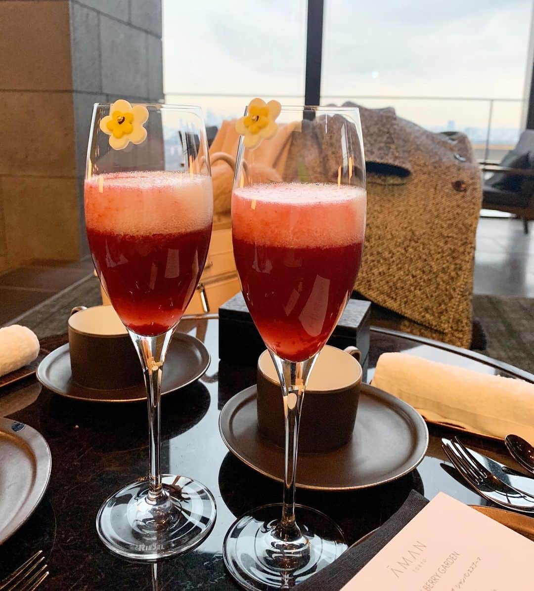 山根かずみのインスタグラム：「． 𝙰𝚖𝚊𝚗 𝚃𝚘𝚔𝚢𝚘…🥂🌸 ． ． ．  #アマン東京  #amantokyo #ラウンジ  #lounge #tokyo #大人女子 #休日 #afternoontea #アフタヌーンティー  #f4f #stayhome #japanesegirl #girl #美容 #お茶の時間 #🦋🦋🦋 #🌼🌼🌼」