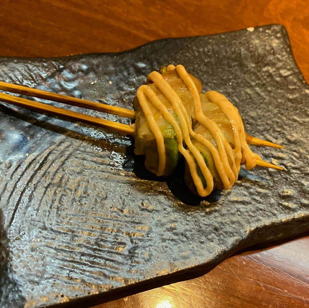 のインスタグラム：「こんばんは🌞きじょうもんです！  4連休中ですが空席多数ございます☝️  本日の野菜巻き串は 🥑アボカド巻きです！ 1本250円  明太マヨソースでお召し上がりください🌟 明太マヨはなんでも合います！  🌻日曜日から木曜日限定 飲み放題3時間1000円  #明太マヨ」