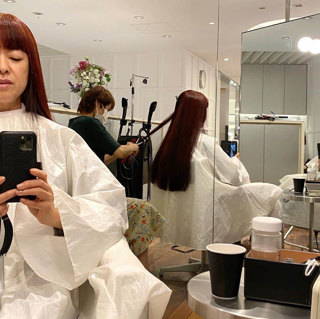 MICHIRUさんのインスタグラム写真 - (MICHIRUInstagram)「AMATA @hairsalon_amata とシスレーの初のコラボレーションのヘアリチュアルを一足早く体験してきました✨﻿ ﻿ シスレーのヘアリチュアルとAMATAがタッグを組んだ何と贅沢なコラボ😍﻿ 　﻿ 至福の120分の内容は﻿ まずは、シスレーオリジナルの頭髪診断アナライザーで髪と頭皮の状態をチェック。﻿ 毛の太さや頭皮の状態、密度、水分や毛穴の状態までしっかりわかるのです。﻿ 毛髪の密度や毛穴がやや広がっているとのこと汗。﻿ それでも６０点低いな〜と思っていたらみなさん５０点台だそうで以外に良いとのことでびっくり。﻿ ﻿ その後、夢のようなリラックスタイムへ。﻿ 大好きなブラックローズのアイクリームはnanasaさん　　 @snnskt の心地よいピアノタッチ。 首の首のシワにも効果的なネッククリーム〜デコルテまでのリンパ流し。﻿ コレ、かなり効きました。﻿ 詰まっているのが自分でもわかるくらい。二の腕もビリビリ。。。。﻿ ボディの場所に合わせて使うクリームもそれぞれ違うのですよ。﻿ ヘアリチュアルプレシャンプーを使ってのスカルプケアはあまりの気持ち良さと心地よい香りで早々に撃沈。﻿ その後、髪にあったセレクトシャンプーとヘアマスク、頭皮用美容液、アウトバストリートメントというプレミアムなコースでした。﻿ コロナ渦でカットもしてなかったのでノブエさん @amata_nobu にカットしていただき毎回驚く自分の髪の長さと美香さんとどちらが長いか比べ笑。  頭と顔は一つに繋がっているのを感じさせる効果的なトリートメントと商品のラインナップに加えてAmataの高いホスピタリティを融合させた五感の隅々まで感じるコラボレーションメニューは8/1からスタート。﻿ 期間中また絶対行きたい！﻿ ﻿ AMATA×HAIR rituel by sisley ﻿ 8/1〜 スタート　〜2021/7/31﻿ 120分18000円﻿ ﻿ #sisley #hairrituelbysisley #hairrituel #amata #AMATA #HAIRSALON #headspa #haircare ＃ヘアリチュアル　#シスレー　﻿ #ブラックローズアイコントゥールフリュイド#クレームブールクーN  #ヘアリチュアルプレシャンプー﻿ ﻿」7月25日 17時21分 - barbiemichiru