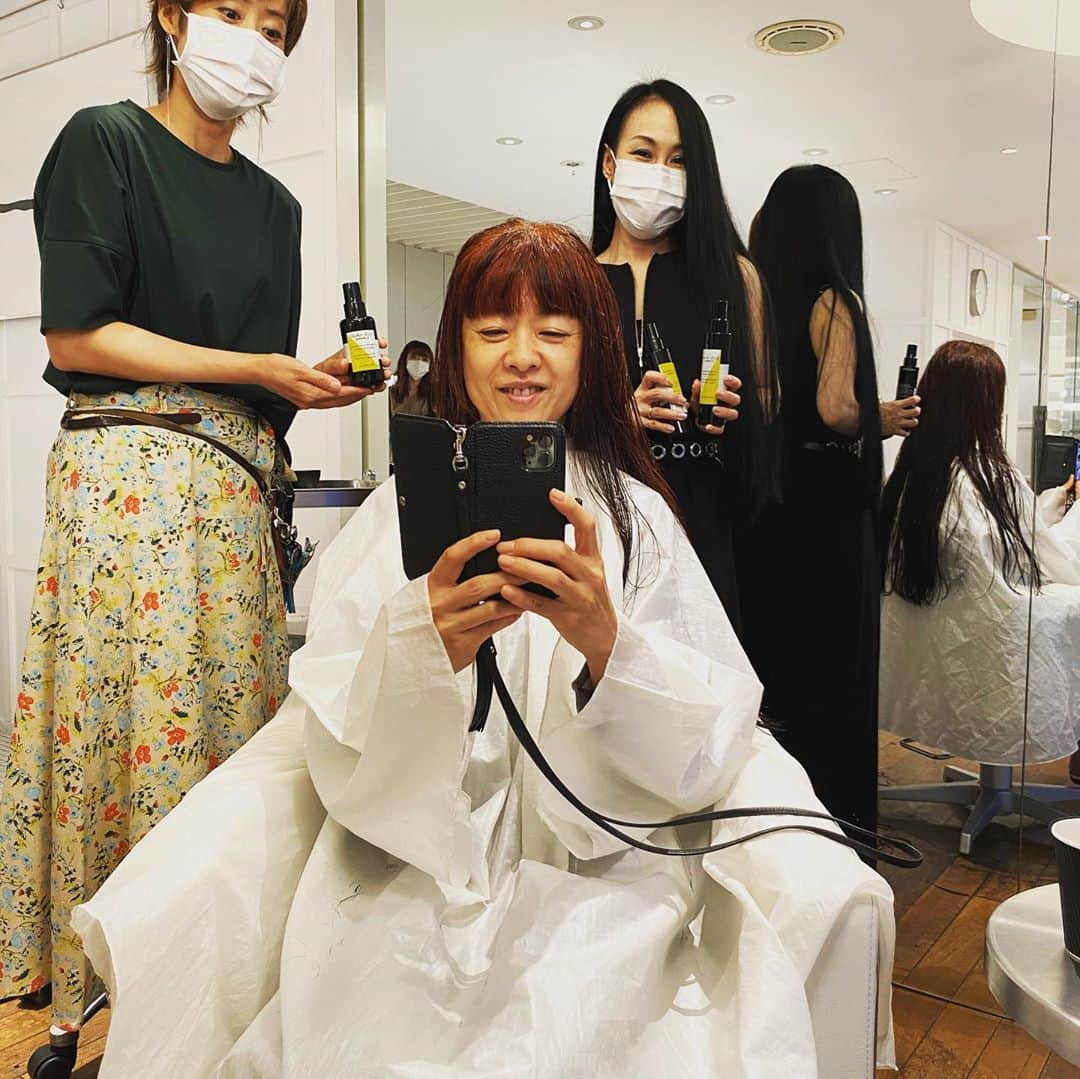 MICHIRUさんのインスタグラム写真 - (MICHIRUInstagram)「AMATA @hairsalon_amata とシスレーの初のコラボレーションのヘアリチュアルを一足早く体験してきました✨﻿ ﻿ シスレーのヘアリチュアルとAMATAがタッグを組んだ何と贅沢なコラボ😍﻿ 　﻿ 至福の120分の内容は﻿ まずは、シスレーオリジナルの頭髪診断アナライザーで髪と頭皮の状態をチェック。﻿ 毛の太さや頭皮の状態、密度、水分や毛穴の状態までしっかりわかるのです。﻿ 毛髪の密度や毛穴がやや広がっているとのこと汗。﻿ それでも６０点低いな〜と思っていたらみなさん５０点台だそうで以外に良いとのことでびっくり。﻿ ﻿ その後、夢のようなリラックスタイムへ。﻿ 大好きなブラックローズのアイクリームはnanasaさん　　 @snnskt の心地よいピアノタッチ。 首の首のシワにも効果的なネッククリーム〜デコルテまでのリンパ流し。﻿ コレ、かなり効きました。﻿ 詰まっているのが自分でもわかるくらい。二の腕もビリビリ。。。。﻿ ボディの場所に合わせて使うクリームもそれぞれ違うのですよ。﻿ ヘアリチュアルプレシャンプーを使ってのスカルプケアはあまりの気持ち良さと心地よい香りで早々に撃沈。﻿ その後、髪にあったセレクトシャンプーとヘアマスク、頭皮用美容液、アウトバストリートメントというプレミアムなコースでした。﻿ コロナ渦でカットもしてなかったのでノブエさん @amata_nobu にカットしていただき毎回驚く自分の髪の長さと美香さんとどちらが長いか比べ笑。  頭と顔は一つに繋がっているのを感じさせる効果的なトリートメントと商品のラインナップに加えてAmataの高いホスピタリティを融合させた五感の隅々まで感じるコラボレーションメニューは8/1からスタート。﻿ 期間中また絶対行きたい！﻿ ﻿ AMATA×HAIR rituel by sisley ﻿ 8/1〜 スタート　〜2021/7/31﻿ 120分18000円﻿ ﻿ #sisley #hairrituelbysisley #hairrituel #amata #AMATA #HAIRSALON #headspa #haircare ＃ヘアリチュアル　#シスレー　﻿ #ブラックローズアイコントゥールフリュイド#クレームブールクーN  #ヘアリチュアルプレシャンプー﻿ ﻿」7月25日 17時21分 - barbiemichiru