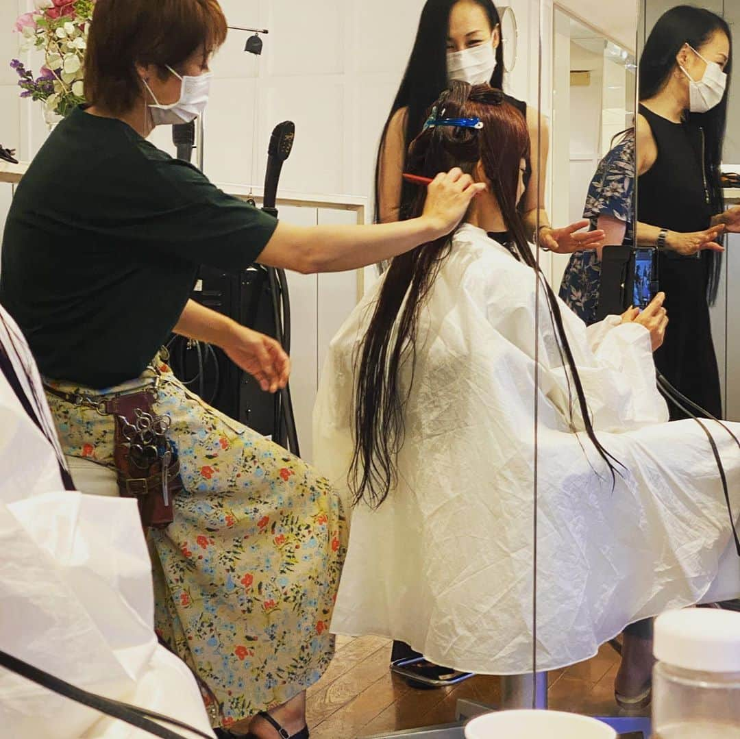 MICHIRUさんのインスタグラム写真 - (MICHIRUInstagram)「AMATA @hairsalon_amata とシスレーの初のコラボレーションのヘアリチュアルを一足早く体験してきました✨﻿ ﻿ シスレーのヘアリチュアルとAMATAがタッグを組んだ何と贅沢なコラボ😍﻿ 　﻿ 至福の120分の内容は﻿ まずは、シスレーオリジナルの頭髪診断アナライザーで髪と頭皮の状態をチェック。﻿ 毛の太さや頭皮の状態、密度、水分や毛穴の状態までしっかりわかるのです。﻿ 毛髪の密度や毛穴がやや広がっているとのこと汗。﻿ それでも６０点低いな〜と思っていたらみなさん５０点台だそうで以外に良いとのことでびっくり。﻿ ﻿ その後、夢のようなリラックスタイムへ。﻿ 大好きなブラックローズのアイクリームはnanasaさん　　 @snnskt の心地よいピアノタッチ。 首の首のシワにも効果的なネッククリーム〜デコルテまでのリンパ流し。﻿ コレ、かなり効きました。﻿ 詰まっているのが自分でもわかるくらい。二の腕もビリビリ。。。。﻿ ボディの場所に合わせて使うクリームもそれぞれ違うのですよ。﻿ ヘアリチュアルプレシャンプーを使ってのスカルプケアはあまりの気持ち良さと心地よい香りで早々に撃沈。﻿ その後、髪にあったセレクトシャンプーとヘアマスク、頭皮用美容液、アウトバストリートメントというプレミアムなコースでした。﻿ コロナ渦でカットもしてなかったのでノブエさん @amata_nobu にカットしていただき毎回驚く自分の髪の長さと美香さんとどちらが長いか比べ笑。  頭と顔は一つに繋がっているのを感じさせる効果的なトリートメントと商品のラインナップに加えてAmataの高いホスピタリティを融合させた五感の隅々まで感じるコラボレーションメニューは8/1からスタート。﻿ 期間中また絶対行きたい！﻿ ﻿ AMATA×HAIR rituel by sisley ﻿ 8/1〜 スタート　〜2021/7/31﻿ 120分18000円﻿ ﻿ #sisley #hairrituelbysisley #hairrituel #amata #AMATA #HAIRSALON #headspa #haircare ＃ヘアリチュアル　#シスレー　﻿ #ブラックローズアイコントゥールフリュイド#クレームブールクーN  #ヘアリチュアルプレシャンプー﻿ ﻿」7月25日 17時21分 - barbiemichiru