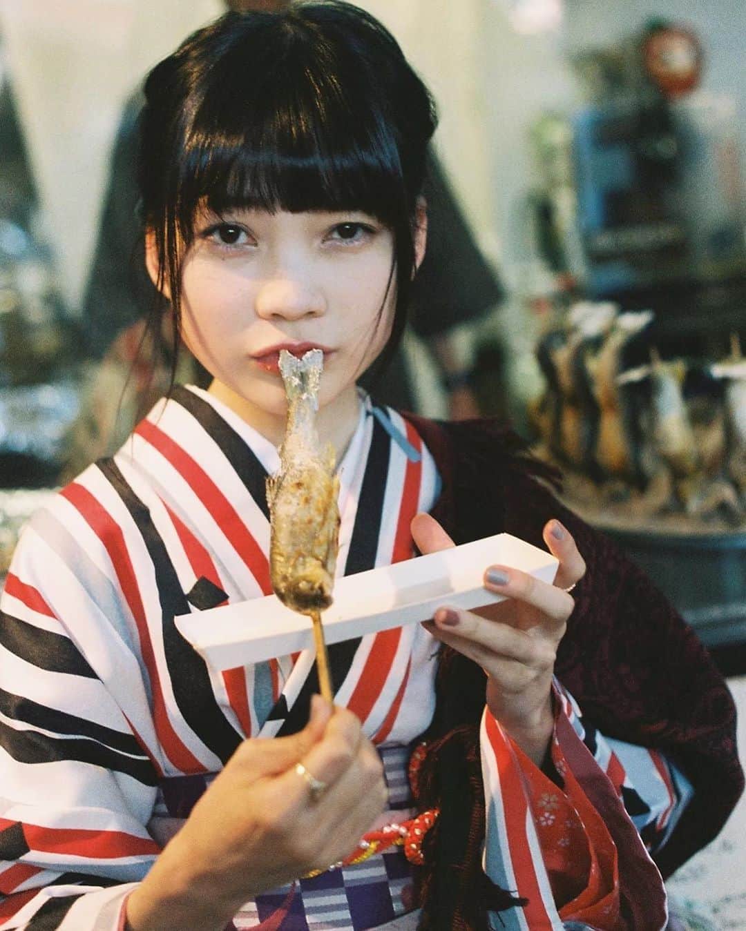 haru wagnusのインスタグラム：「『小江戸』 ㅤㅤㅤㅤㅤㅤㅤㅤㅤㅤㅤㅤㅤ ㅤㅤㅤㅤㅤㅤㅤㅤㅤㅤㅤㅤㅤ 川越小江戸の食べ歩きは、50mおきに食べたいものだらけで困るのです☺︎ また川越をのんびり散歩したいな🍢🐟 ㅤㅤㅤㅤㅤㅤㅤㅤㅤㅤㅤㅤㅤ Location:Koedo Kawagoe Camera: #pentaxspf  Film : #kodakprofessional #portra400」