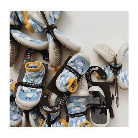 コレジアンのインスタグラム：「♻️ Did you know that our outsoles are made with 30% recycled manufacturing waste, from our own factory?  . We regrind our production waste and mix it with the new aggregate. We are proud of being a socially conscious company taking big steps towards environmental sustainability. 💚 . Thank you for supporting our 100% Made in France production. 💙🤍❤️ . ♻️ Des semelles recyclées, le saviez-vous ? . Nos semelles sont produites avec 30% de matériaux recyclés. Nos déchets sont ainsi « rebroyés » et mélangés au granulat de base. Une approche éco-responsable dont nous sommes fiers. 💚 . Nous vous remercions de soutenir une production 100% Made in France. 💙🤍❤️ . Picture 1 @nook_zurich . #collegien #collegien_officiel #madeinfrance #slippers #relax #fashion #style #shoesaddict #shoestagram #ballerina #shoesoftheday #slowfashion #ecofriendly #reduce #reuse #recycle #sustainable #nowaste #reach」