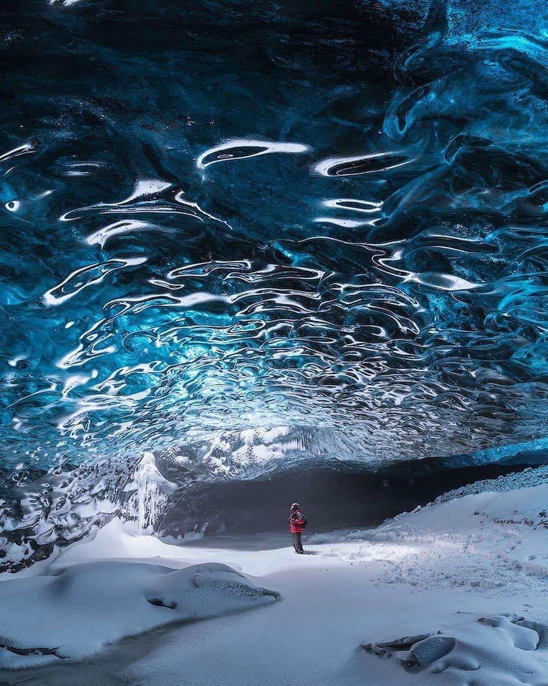 BEAUTIFUL DESTINATIONSさんのインスタグラム写真 - (BEAUTIFUL DESTINATIONSInstagram)「Mesmerized by the beauty of crystal blue ice caves in the land of fire and ice! ❄️ You can visit these ice caves in winter (approximately mid-November until mid-March) when the glacier stops melting so meltwater rivers stop flowing. It’s a beautiful sight that would really make you stop in your tracks! 🤩 Would you go for an adventure here? ⠀⠀ ⠀⠀ 📸@iuriebelegurschi ⠀⠀ 📍Iceland」7月25日 17時24分 - beautifuldestinations