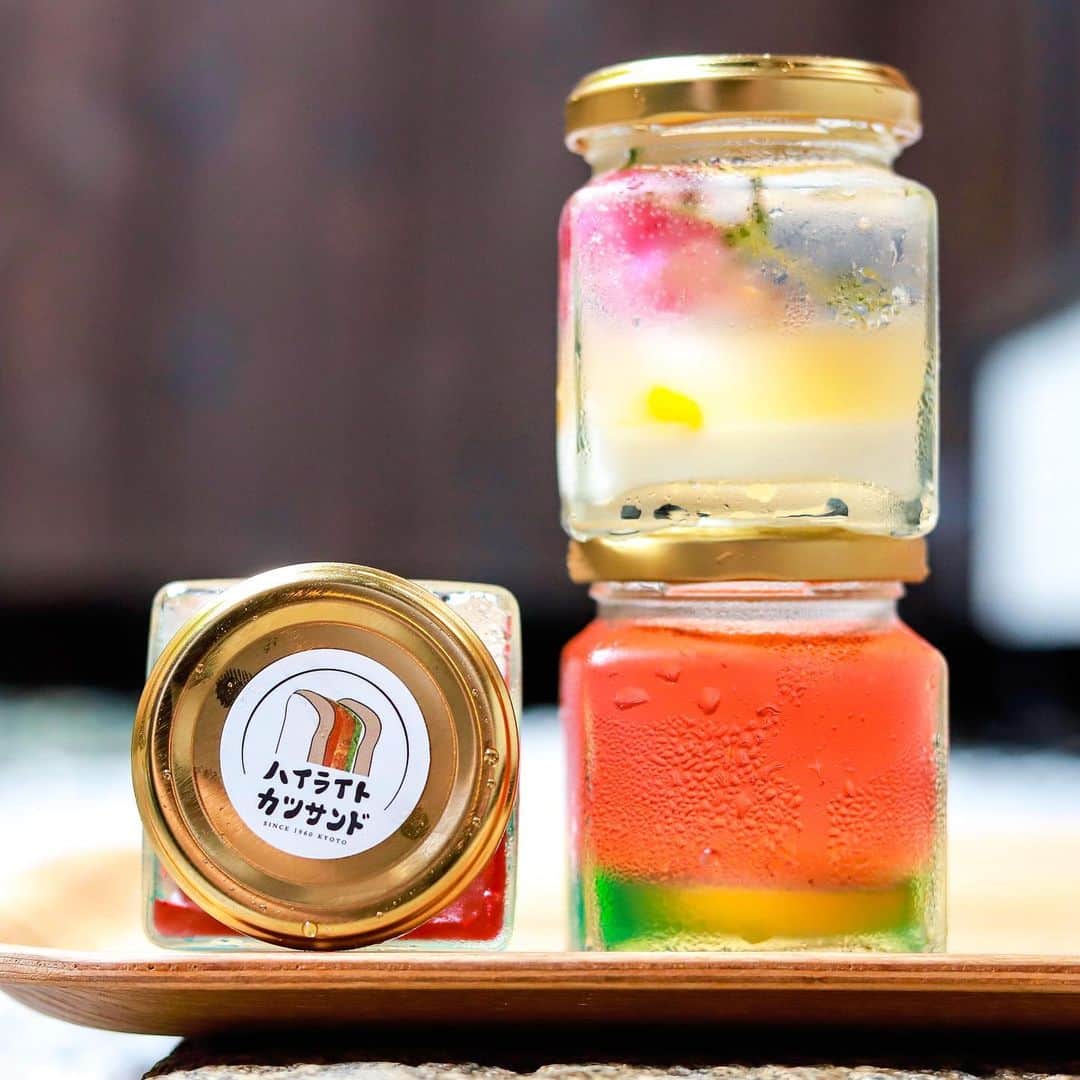 のインスタグラム：「.  .  Hanako.tokyoさんで連載中 カフェノハナシ in KYOTO。  第六十九回目は “鶏に謝れ。”のキャッチフレーズが すっかりお馴染みとなった @hilite.katsusando 。  看板メニューの カツサンドや 生彩豊かなオリジナルデザート "綾-AYA-“を 掲載させていただいております🐓  詳しくは Hanako.tokyo @hanako_magazine をCheak!  #ハイライトカツサンド #kyotogourmet#kyotosweets #kyoto#hanako_cafeinkyoto#hanako」