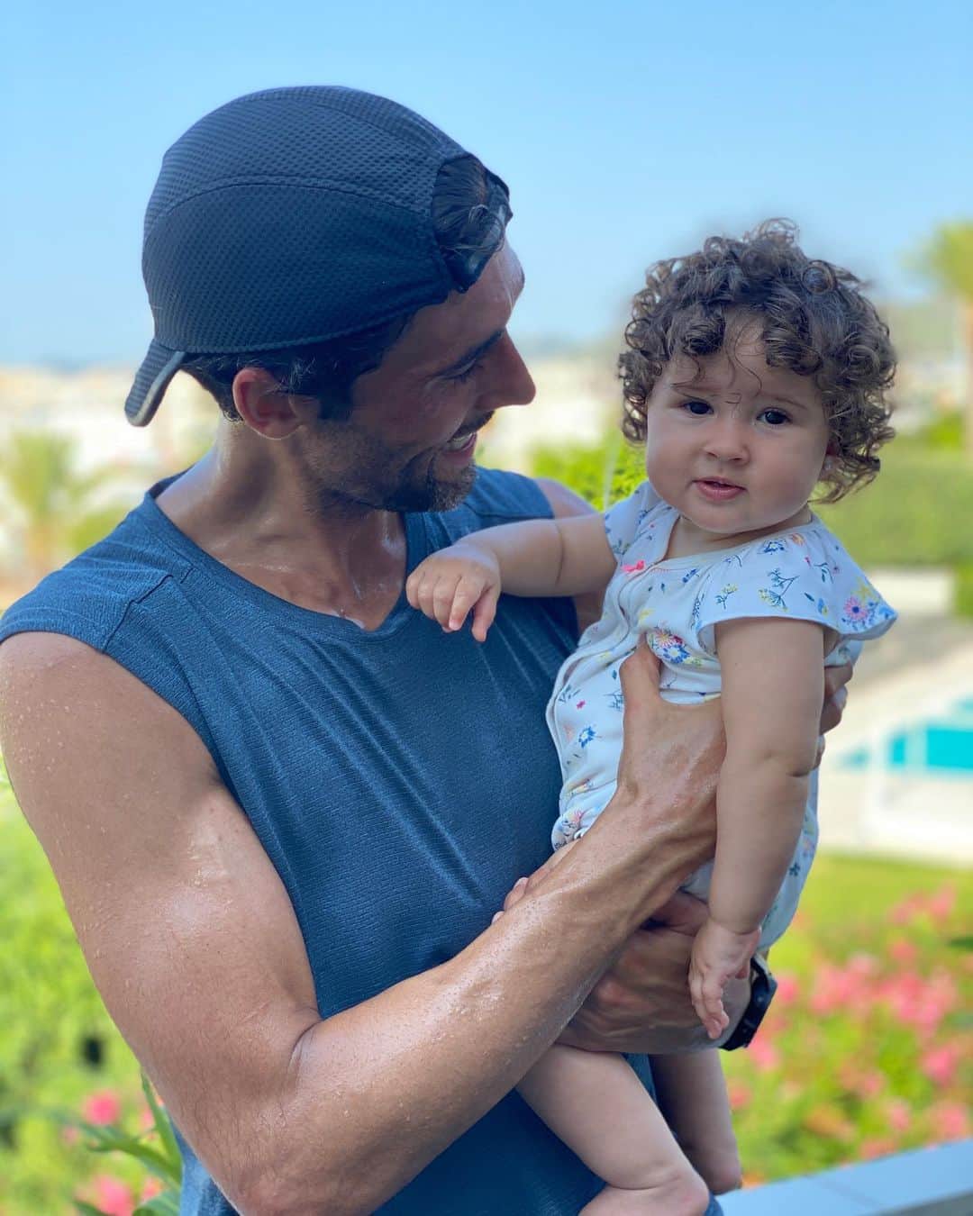 アルバロ・アルベロアのインスタグラム：「Hechos mis veinte kilómetros mañaneros... ¡y los que me esperan! 🤣🤟🏼💪🏼😍」