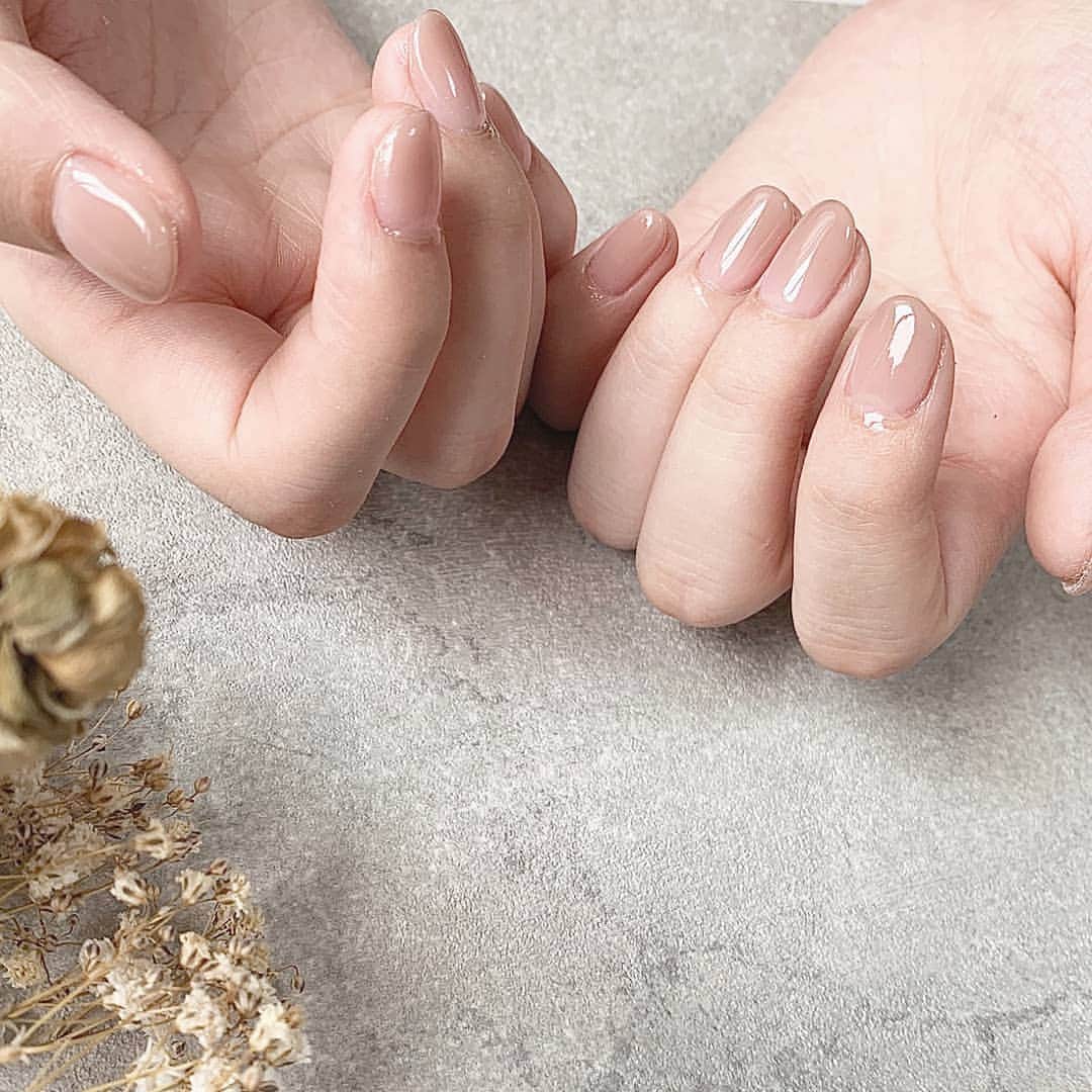 西原愛香のインスタグラム：「𝓷𝓮𝔀 𝓷𝓪𝓲𝓵  大人っぽ♡ベージュグラデ  #nail #nails #simplenails #naturalnails#handnail」