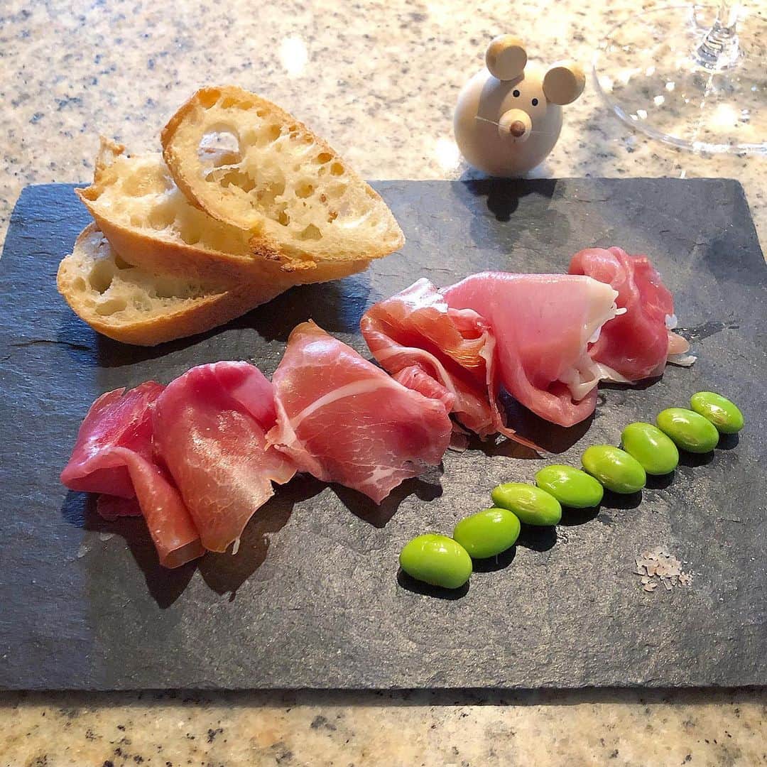 榊山敬代のインスタグラム：「🥓🥖🍾… ・ 四連休２日目は 用事のついでに ケーキを買って プロシュートや バケット買って  寄り道の一杯しないで 夕食前の明るいうちに おうちでカンパイの巻  オリーブも買えばよかったかな とちょっと後悔したけどそうだ と野菜室の枝豆さん思い出して 枝豆さん並べて夏プレート完成  明るい時間帯のしゅわしゅわは おうち時間も贅沢に感じるとき  今年は外食控えるモードなので 夕食前のしゅわしゅわセットも おうち時間でマイブームな予感  #休日の過ごし方  さて今日は髪さまのメンテナンスの巻 一ヶ月で２センチくらい伸びてる模様  過去最高の長さになったので スーパーロング目指そうかな と毛先１センチだけカット也  髪さまは長ければ長い程 精神的に落ちつく不思議  過去を振り返ると髪の毛が短い時期程 精神的に不安定になり弱かったなぁと 髪さまは強くなれる魔法アイテムかな  ファンシーちゃんも髪を長く描く事で 私自身が安定したかった現れなのかな ファンシーの髪の毛は観る安定剤なり  さて今日も寄り道しないでまっすぐ帰宅の巻 ・ ・ ・ ・ ・ #おうちごはん #おうち大好き #enjoyhome ・ ・ ・ ・ ・ #夕食 #dinner 前の #おつまみ #おうち時間 #お肉 #meat #pork #豚肉 #プロシュート #prosciutto #brut #しゅわしゅわ#枝豆#soy #vegetable #bread#JoelRobuchon #Baguette #wine #artist #kitchen #cooking #日本画家 の #お料理こんなもん」