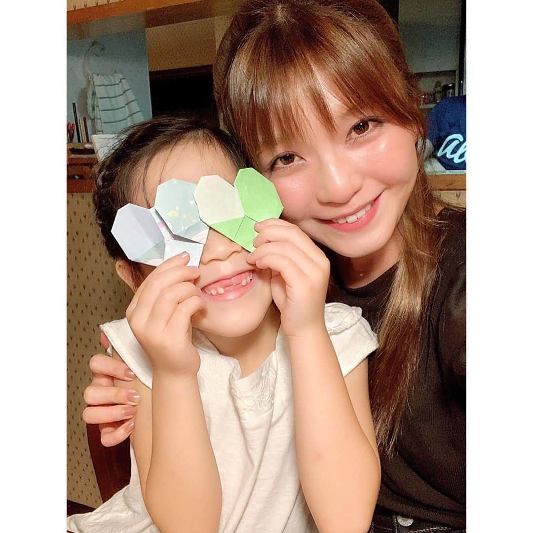 宇野実彩子さんのインスタグラム写真 - (宇野実彩子Instagram)「.﻿ 実家で姪っ子とマイフレンドのお歌の練習👩‍👧♪♪﻿ ﻿ 洗い物する父とくつろぐ母の声と共に🏠w﻿ ﻿ 歌詞もノートにぜーんぶ書き写してしっかり覚えてて﻿ 本当は完璧に歌えるのにねっ🙈♥️﻿ ﻿ とってもピュアで恥ずかしがり屋な彼女に﻿ キュンキュンなおばさん🐳💘」7月25日 17時38分 - misako_uno_aaa