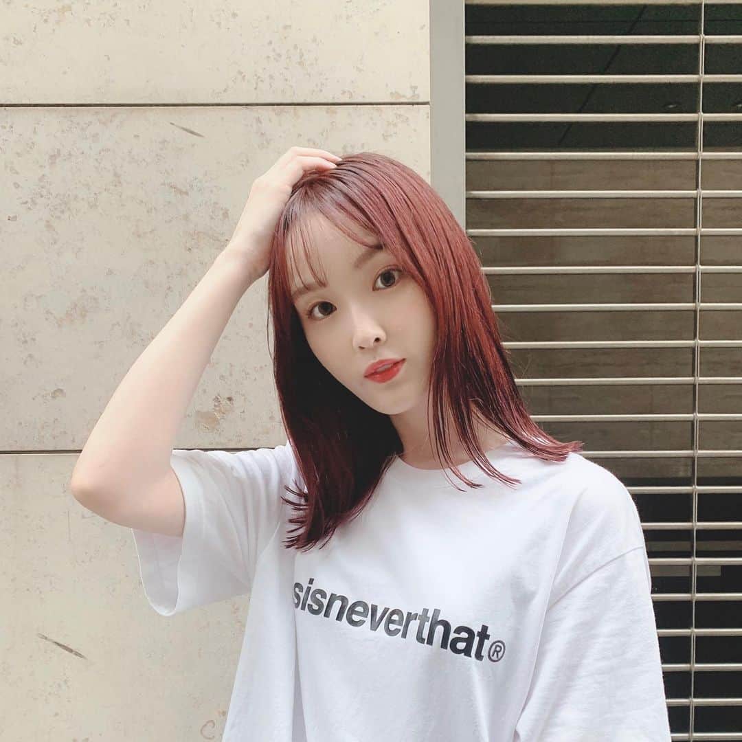 磯田 ひかる(Hikaru Isoda) のインスタグラム：「ちょっと短くなった💇‍♀️ カラーはここ最近ピンク！！とても気に入ってるけど、一回やるとなかなか後戻りできない(アッシュ系に戻せない)らしいので次どうするか悩みどころ🤨」
