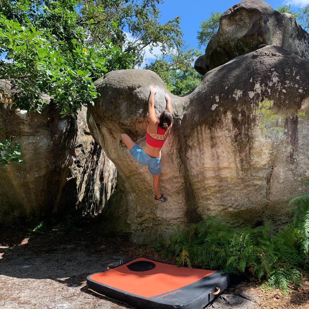 ジュリアン・ワームさんのインスタグラム写真 - (ジュリアン・ワームInstagram)「When talking about the connection between climbing and body weight I’m sometimes astonished that voices become quite, people turn around to see who’s listening that this topic still seems to hold something mystic.  .  I began realising the role of body weight in climbing during my youth. After some days of being sick with food poisening, I expected to feel very weak on the climbing wall, but to my surprise the contrary was the case. I was around 13 yo and had developed an ambition in climbing. From that point onwards I began seeing a connection between how much I ate and my climbing and started playing with it. I read about diets, tried to eat less, weighed myself frequently and this topic became very present on my mind. I developed an ideal of beauty of a very thin, but muscular body, started comparing my body to other female climbers and felt weak if they had thinner thighs than I had. I developed lots of very weird misconceptions about how to lose weight while not becoming physically weak/losing muscles. There were a handful of desperate moments during my teens where I thought about the reasonableness of vomiting up my last meal (luckily ended up not doing so).  .  I’m not sure whether I would have talked about it openly during my youth, but looking back, there simply wasn’t much room for that. While it is obvious that there is a strong connection between climbing performance & body weight/nutrition to anyone who has tried to push their climbing limits, this topic was a taboo (and maybe still is). I feared being stigmatised as being over-ambitious, expected people to tell me I should just train more instead of thinking about what I ate, feared not being taken seriously.  Only when I was around 20 yo I started talking about the the role of weight in climbing with friends. I was lucky to be surrounded with people with whom we created room for ourselves for exchanging information, revising misconceptions, talking about the limits, consequences and dangers of playing with weight. The topic stayed very present on my mind until I stopped competing, but it helped immensely to talk about it in a more rational way to keep some emotional distance from my body weight.」7月25日 17時53分 - julewurm