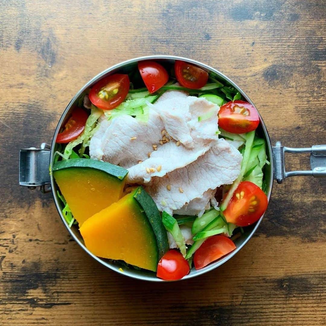 のインスタグラム：「.﻿ 【FOOD🍴】﻿ ﻿ 冷しゃぶサラダ弁当🥗﻿ ﻿ 食べすぎてしまった次の日や﻿ ダイエット中のお弁当には﻿ 冷しゃぶサラダがおすすめ！﻿ ﻿ ﻿ お肉も野菜も同時に摂れます🥦﻿ ﻿ ﻿ Photo by @27.eating  ﻿  ===========================﻿ ﻿ ﻿ #b_and_mag」