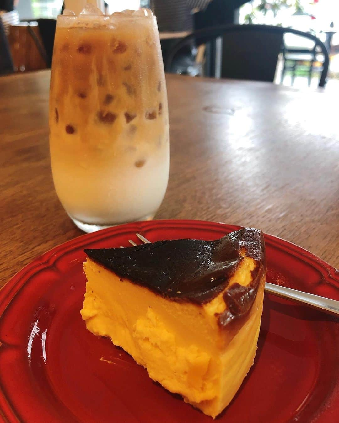 mimiさんのインスタグラム写真 - (mimiInstagram)「念願のベルたんとのカフェデート❤️ 行きたかった CAFE SANS NOM AKASAKA @cafesansnom_akasaka へ☕️ お目当ては バスクチーズケーキとカフェラテ🤤❤️ コンビニのバスクチーズケーキしか食べたことなかった私は本当に感動しました😆💕 溶けるのでお早めにお召し上がりください🙋‍♂️ と言われたので大急ぎで写真撮ったよ🤣 濃厚でなめらかでたまらない美味しさ🤤 もっと早くくればよかった😫❤️ 最初はそのままそのあとはこちらのオリーブオイルをお好みでどうぞと渡されたお洒落なオリーブオイル✨ このオリーブオイルとの相性が最高すぎて ぺろりと完食しちゃいました☺️✨ カフェラテも◎な美味しさ☺️🙌 （私カフェラテにはだいぶうるさい） 外観、店内もおしゃれで ケーキ、コーヒー共に感動的な美味しさ…❣️ そして店内もわんちゃんok🐶💕 カフェマニアな私としては 最高のお店でした☺️💕 ドリンク、ケーキ共にテイクアウトもOKだから 手土産にも良き🙌❤️ ・ #バスクチーズケーキ #六本木カフェ #六本木ケーキ #六本木スイーツ #CAFESANSNOM #六本木バー #六本木コーヒー #pr #コラボベース #赤坂カフェ #赤坂カフェ部 #カフェ巡り #東京カフェ #東京カフェ部  #インスタ探検隊 #だいたいカフェにいる #わんちゃんと一緒 #わんことカフェ #わんちゃんok #わんことお出掛け #おしゃれカフェ #手土産にオススメ #ベルたんとの生活 #ポメプー #ポメプー部 #いぬすたぐらむ #犬好きな人と繋がりたい #うちの子一番 #ポメプー会 #ベルたんの成長記録」7月25日 17時57分 - chan.mi3