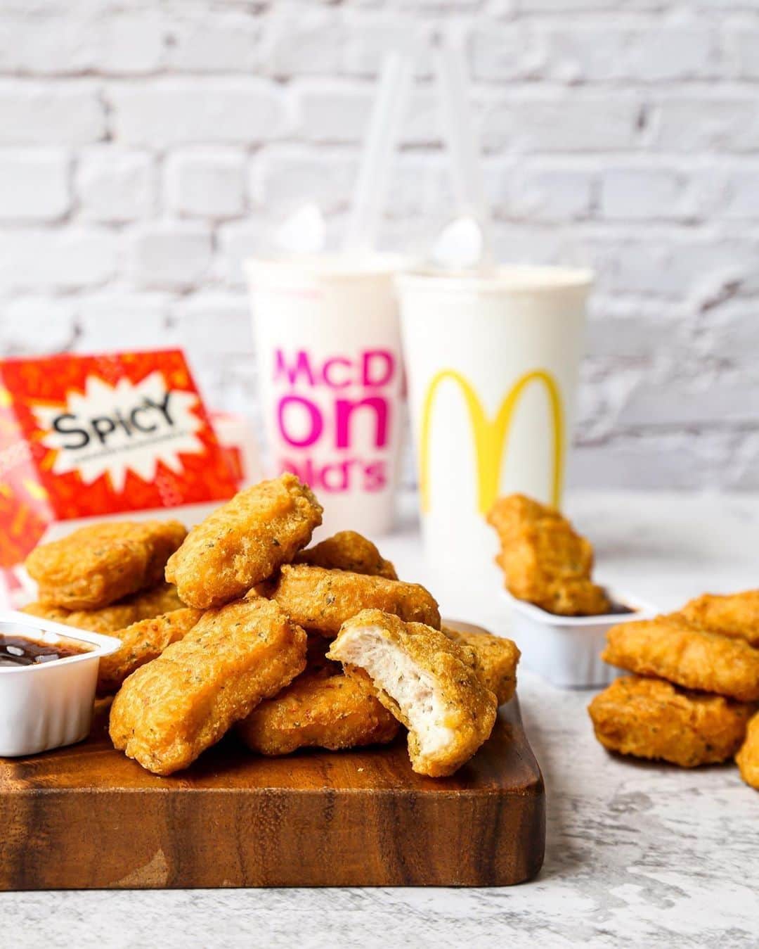 McDonald's Philippinesのインスタグラム：「A McDo classic just got bolder! Try the NEW Spicy McNuggets paired with the new McDo Shakes in Chocolate or Strawberry!  Thanks for the great capture, @forkspoonmanila!」