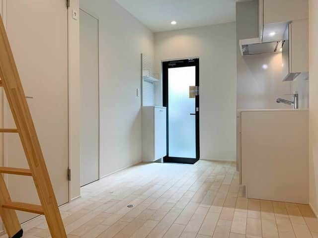 グッドルームさんのインスタグラム写真 - (グッドルームInstagram)「▼こんなに素敵になりました。  機能性とデザイン性。 ぎゅっとたくさん詰め込んで。 出来上がったの素敵なお部屋。  -------------------⁠ ⁠ 東京 #新大塚 ワンルーム 15.7㎡  無垢床が気持ちのいい新築のお部屋。 やわらかな心地良さを感じます。  居室部分は約7.3帖。 パッと目を引く特徴的なポイント、 2段ベッドのようなフレームがあります！  上段にマットレスを敷いて、眠る場所に。 下段はポール部分はクローゼット。  下段は高さ的に椅子は厳しそうですが、 ラグなどを敷いて床に座ったり、 ゴロゴロしたりのくつろぎスペースに。  そんな風に使いこなしができそうです。 ⁠ ・⁠ こちらの物件は実際に住めるお部屋です。詳細はストーリー、ハイライトにて！⁠ ・⁠ こだわりのお部屋探しは、@goodroom_jp から URLをチェック！⁣⁣⁣⁣⁣⁣⁣⁣⁣⠀⁣⠀⁠ ・⠀⁠ ※最新のお家賃につきましては、リンク先物件ページからご確認ください。⁠ ⁠・⁠ #goodroom #interiordesign #decoration #myhome #homedesign #interiordecor #urbanlife #apartment #tokyo⁠ #東京 #生活 #シンプルな暮らし #シンプルライフ #日々の暮らし #引っ越し #暮らしを整える #一人暮らし #物件探し #お部屋探し #お洒落な暮らし #理想の空間 #空間デザイン #間取り図 #賃貸⁠ #丁寧な暮らし #ロフトのある家  #新築 #一人暮らし男子 #一人暮らし女子」7月25日 18時00分 - goodroom_jp