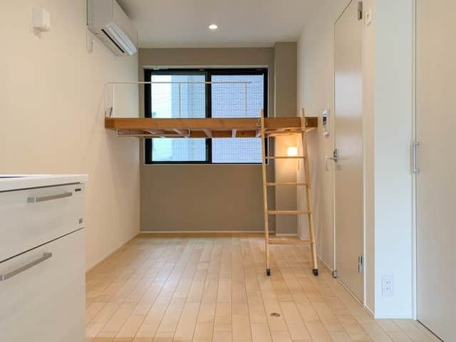 グッドルームさんのインスタグラム写真 - (グッドルームInstagram)「▼こんなに素敵になりました。  機能性とデザイン性。 ぎゅっとたくさん詰め込んで。 出来上がったの素敵なお部屋。  -------------------⁠ ⁠ 東京 #新大塚 ワンルーム 15.7㎡  無垢床が気持ちのいい新築のお部屋。 やわらかな心地良さを感じます。  居室部分は約7.3帖。 パッと目を引く特徴的なポイント、 2段ベッドのようなフレームがあります！  上段にマットレスを敷いて、眠る場所に。 下段はポール部分はクローゼット。  下段は高さ的に椅子は厳しそうですが、 ラグなどを敷いて床に座ったり、 ゴロゴロしたりのくつろぎスペースに。  そんな風に使いこなしができそうです。 ⁠ ・⁠ こちらの物件は実際に住めるお部屋です。詳細はストーリー、ハイライトにて！⁠ ・⁠ こだわりのお部屋探しは、@goodroom_jp から URLをチェック！⁣⁣⁣⁣⁣⁣⁣⁣⁣⠀⁣⠀⁠ ・⠀⁠ ※最新のお家賃につきましては、リンク先物件ページからご確認ください。⁠ ⁠・⁠ #goodroom #interiordesign #decoration #myhome #homedesign #interiordecor #urbanlife #apartment #tokyo⁠ #東京 #生活 #シンプルな暮らし #シンプルライフ #日々の暮らし #引っ越し #暮らしを整える #一人暮らし #物件探し #お部屋探し #お洒落な暮らし #理想の空間 #空間デザイン #間取り図 #賃貸⁠ #丁寧な暮らし #ロフトのある家  #新築 #一人暮らし男子 #一人暮らし女子」7月25日 18時00分 - goodroom_jp
