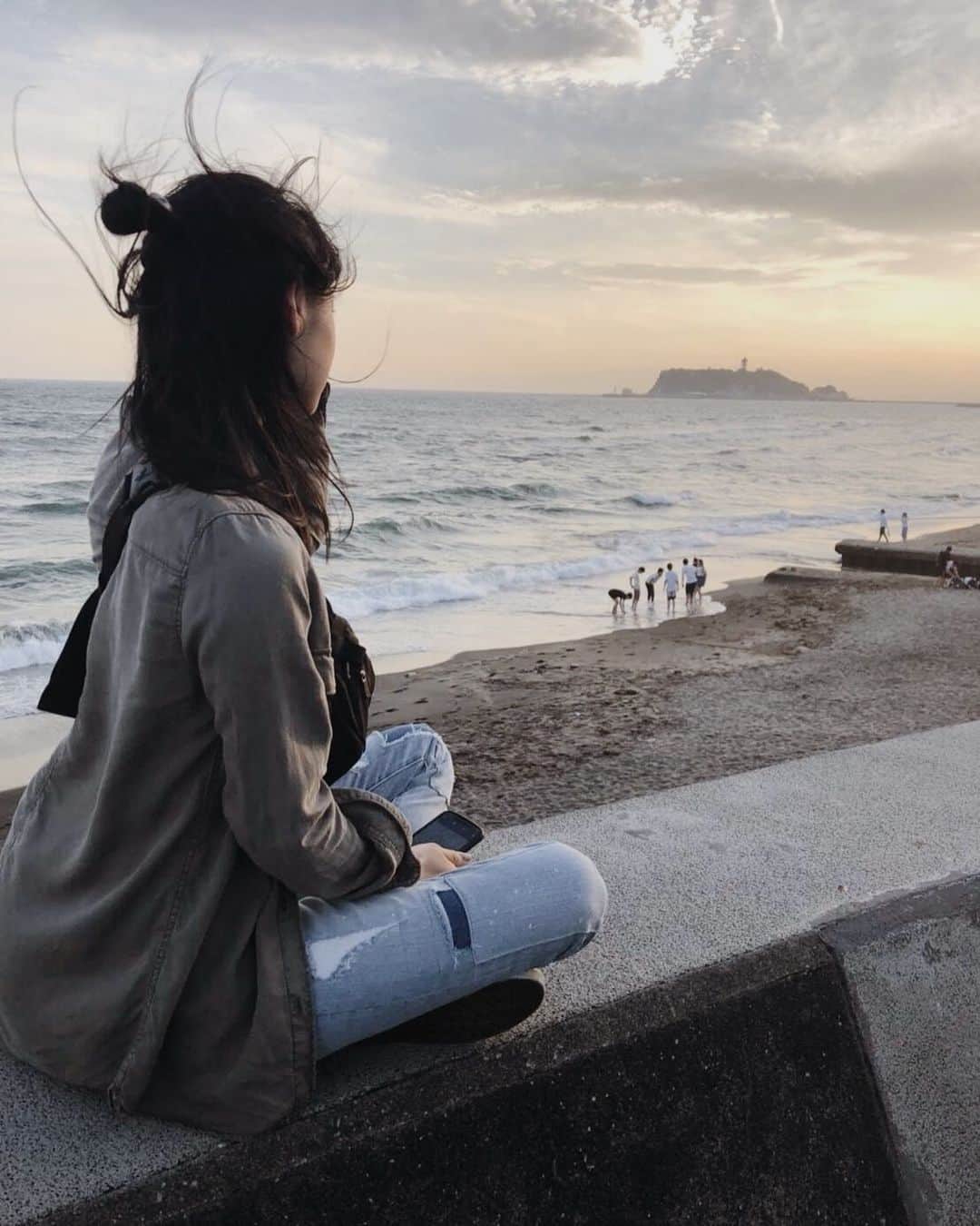 のインスタグラム：「梅雨が終わらない、、 海を眺めに行きたいけどコロナも雨もおさまらないなんて、、 今年は我慢  #海 #海好きな人と繋がりたい  #懐かしい写真」