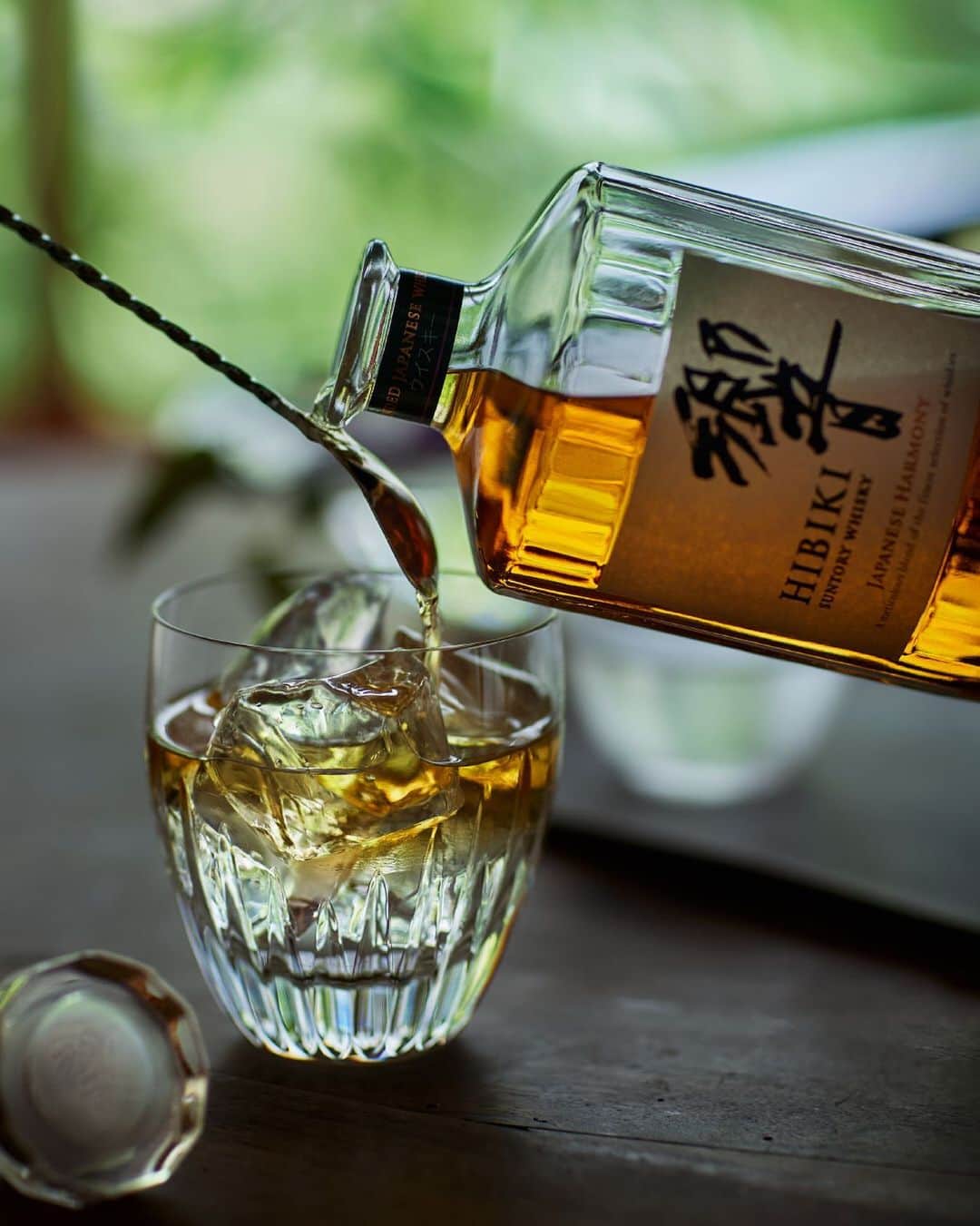 響 | SUNTORY WHISKY HIBIKIさんのインスタグラム写真 - (響 | SUNTORY WHISKY HIBIKIInstagram)「. HIBIKI TIME　～二十四節気・大暑～　  ウイスキーを水に浮かせるように、静かに注ぎ仕上げるフロートスタイル。 Carefully pour whisky into a glass of water to make whisky floats on top of the water.  #hibiki #響 #二十四節気 #24seasons #大暑 #taisho #夏 #盛夏 #summer #glass #グラス #baccarat #バカラ#氷 #ice #ウイスキーフロート #whiskyfloat」7月25日 18時03分 - suntorywhisky_hibiki